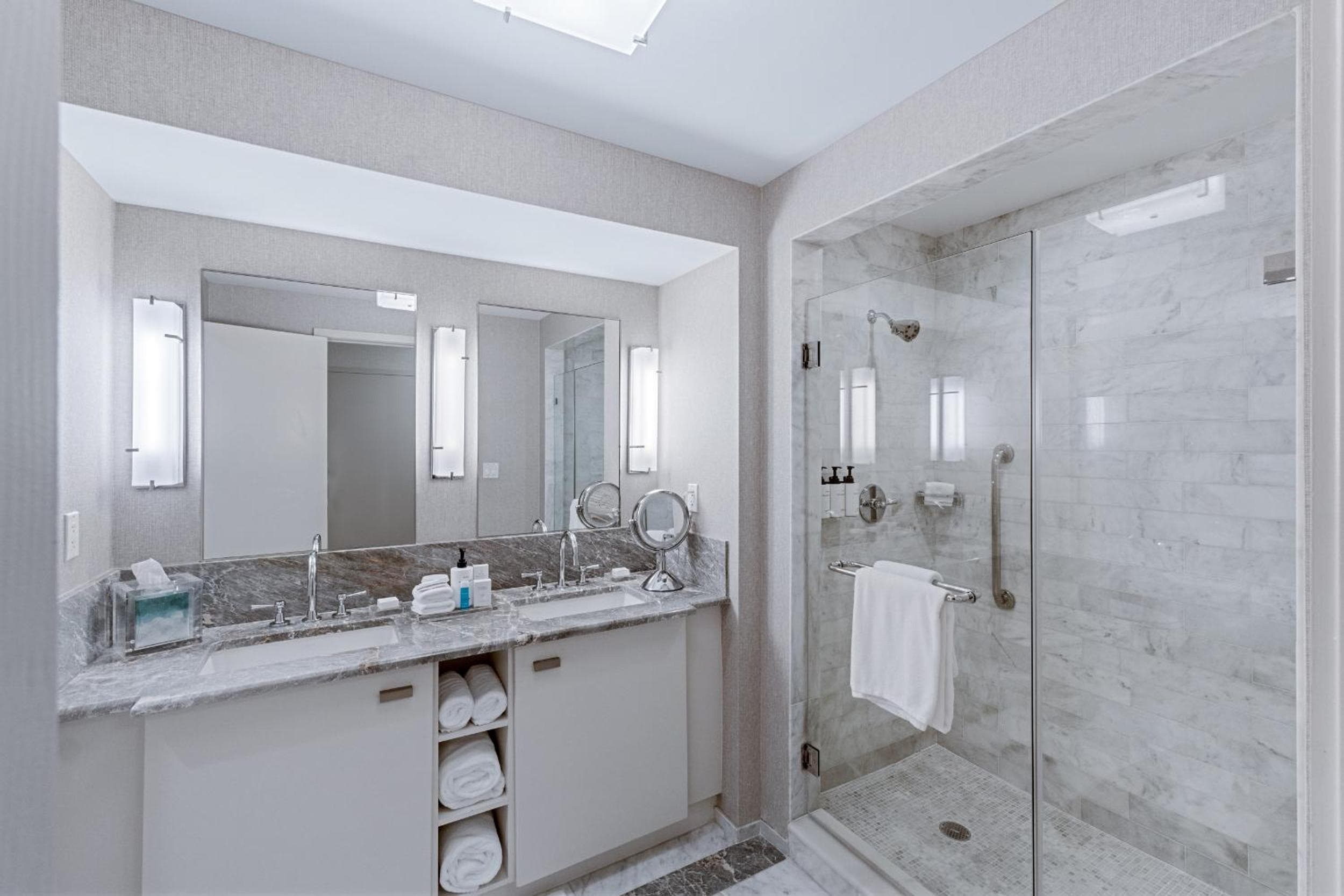 Stylish Oceanview Apartment Prime Location — 23