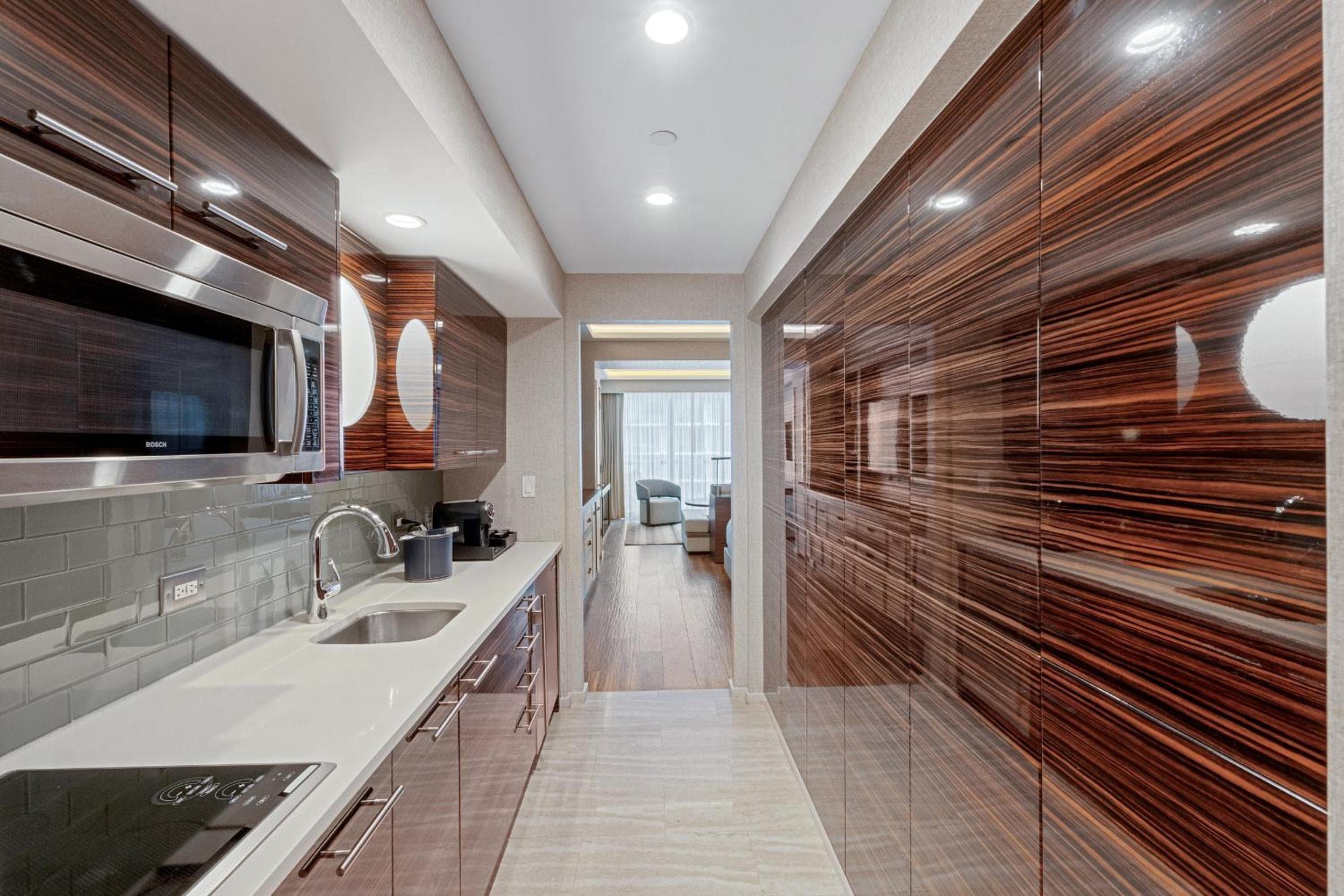 Stylish Oceanview Apartment Prime Location — 20