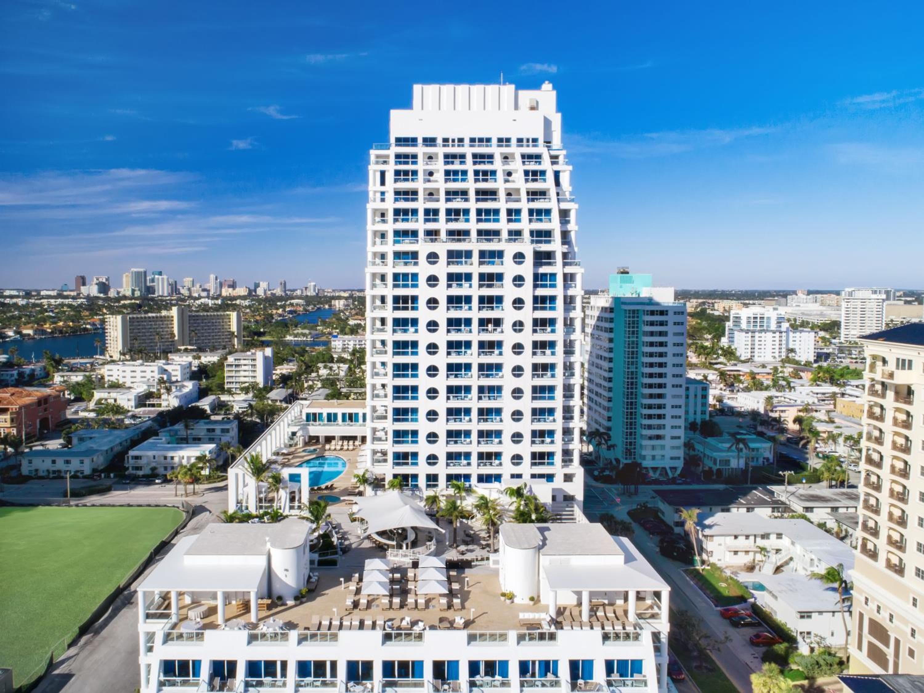 Stylish Oceanview Apartment Prime Location — 1