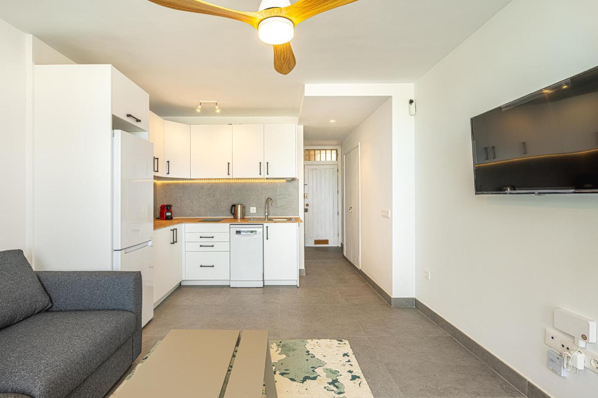 Modern Renovated Apartment with Terrace in Playa de las Americas — 2