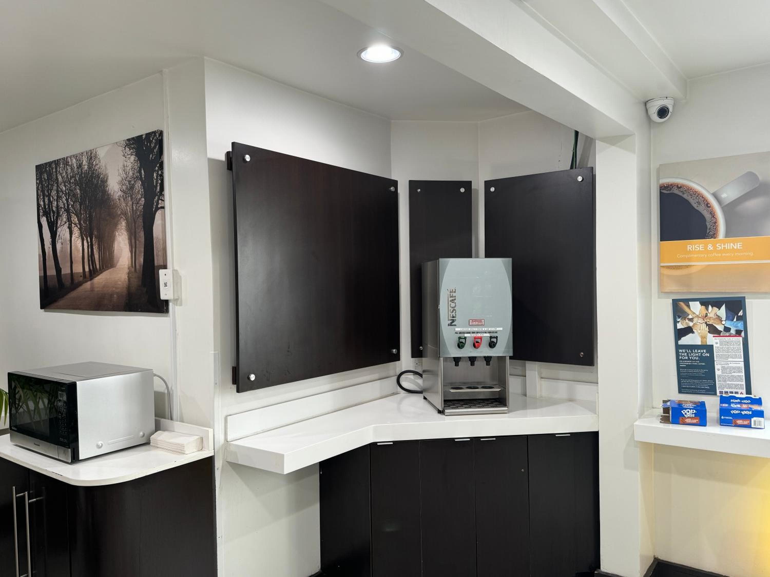 Motel 6 Hollywood — 18