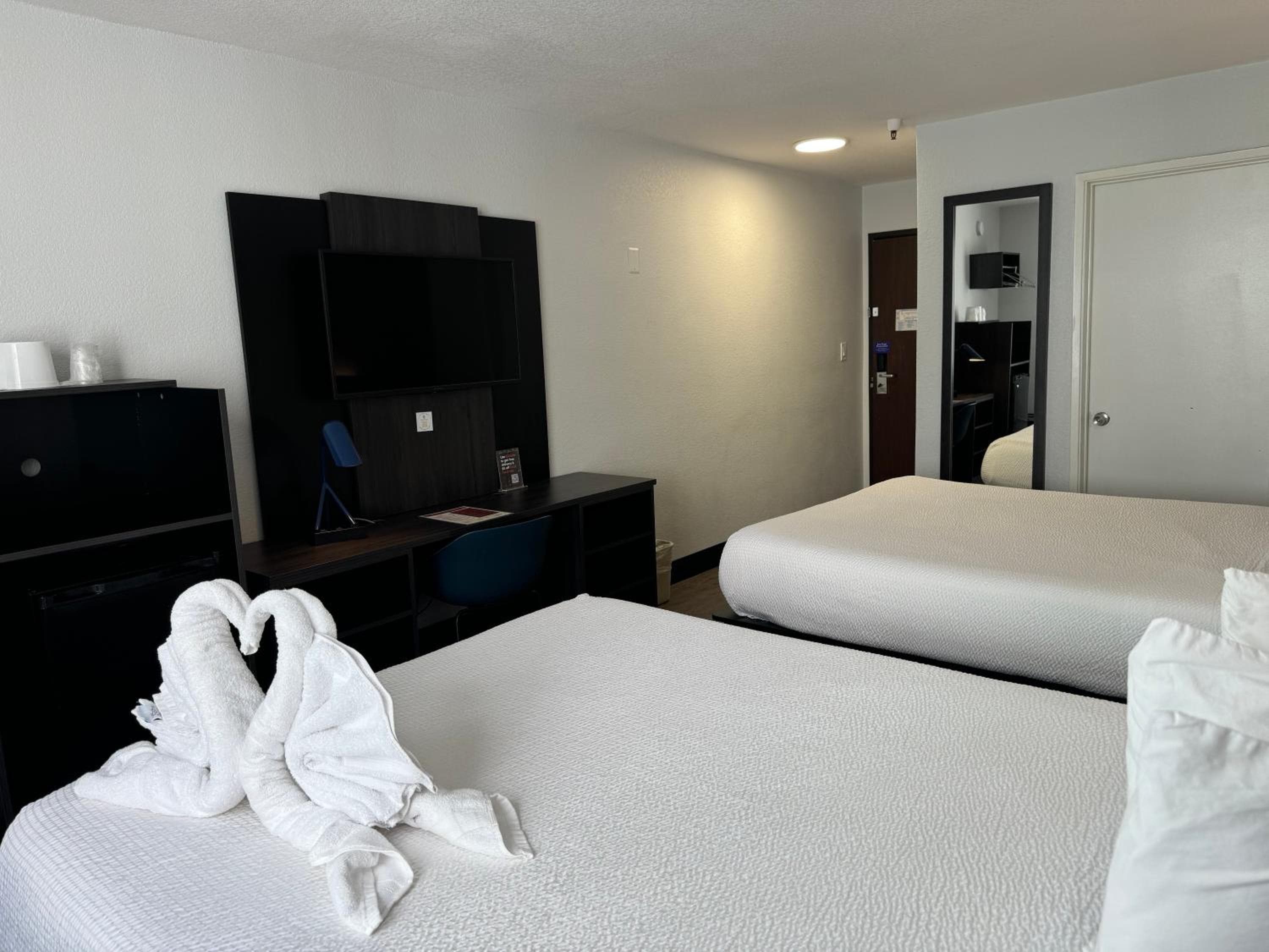 Motel 6 Hollywood — 10