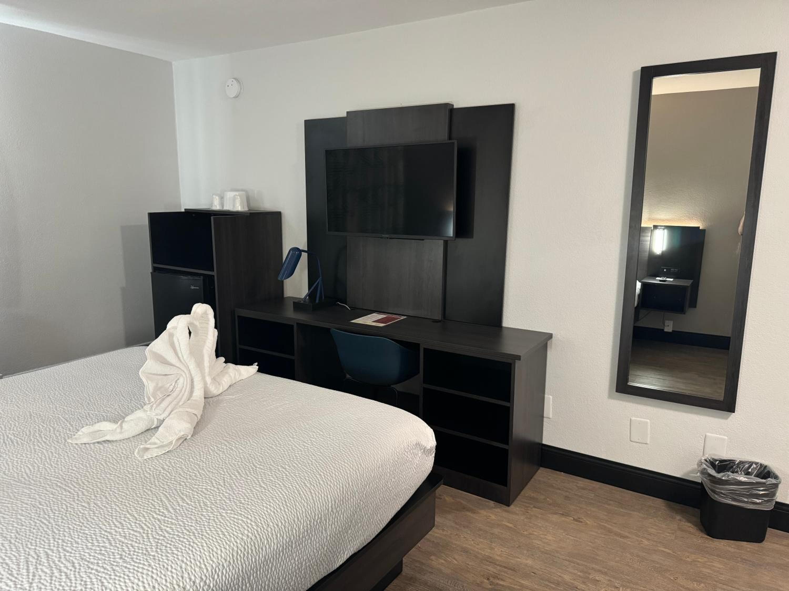 Motel 6 Hollywood — 16
