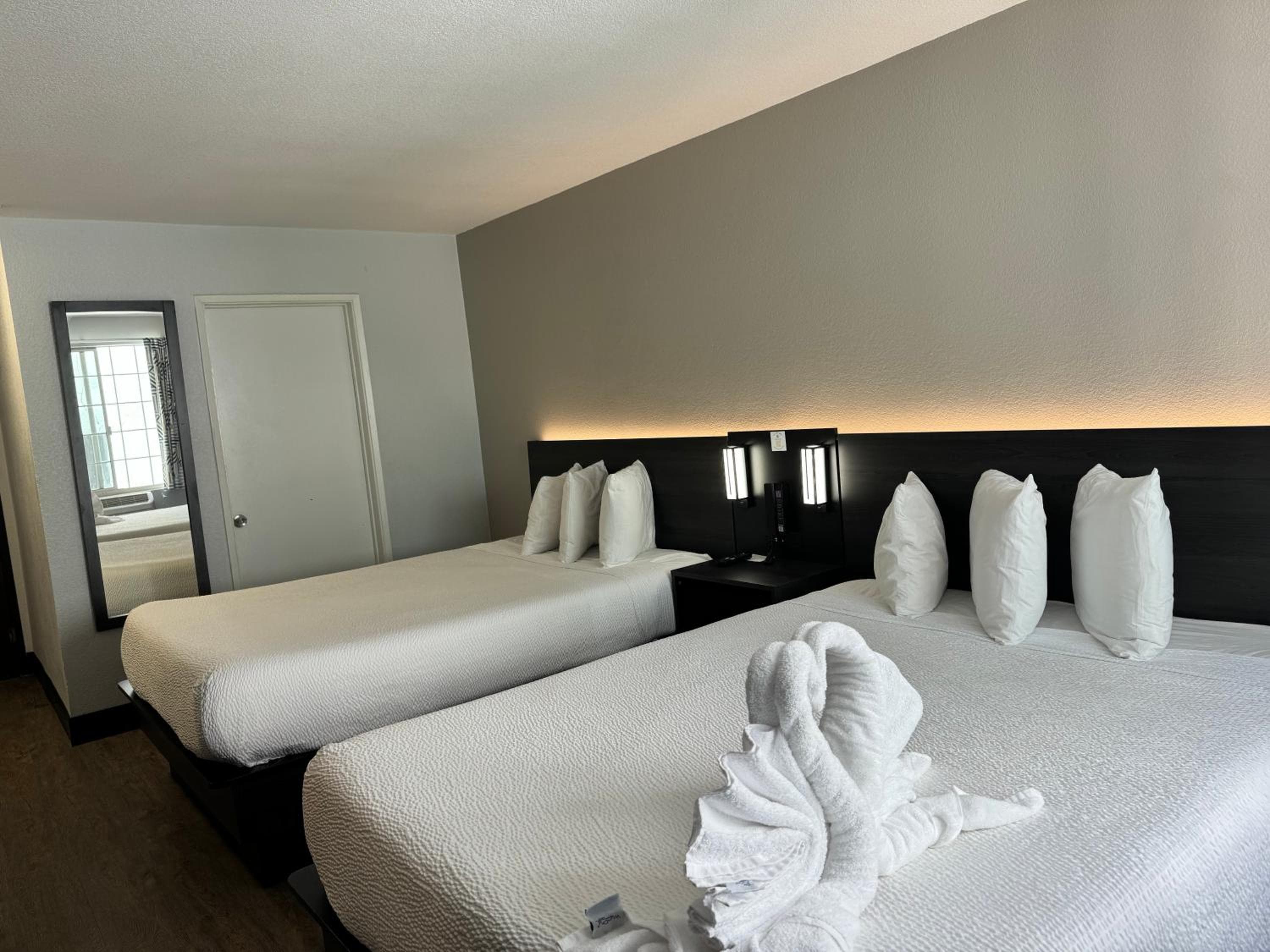Motel 6 Hollywood — 16