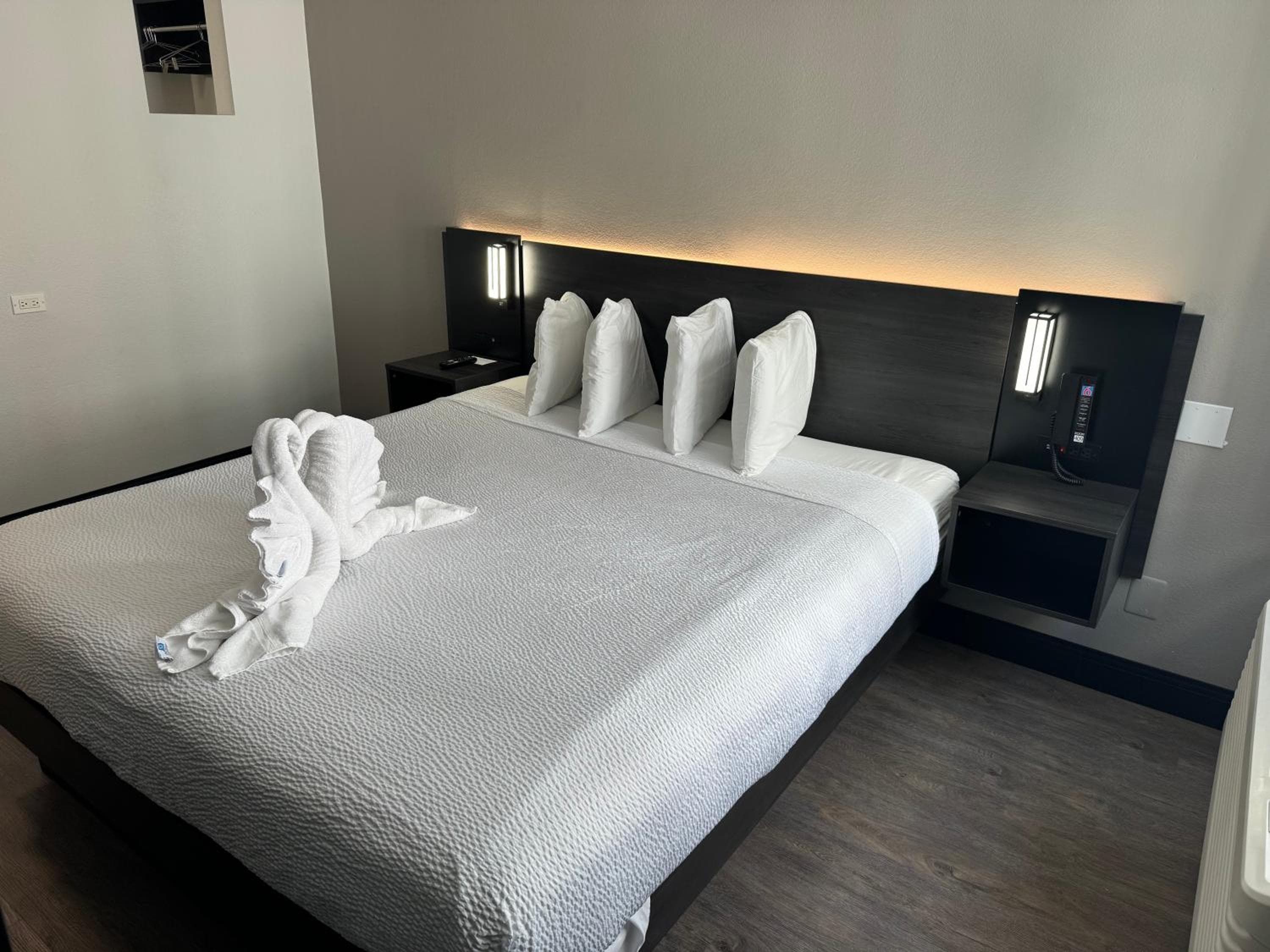 Motel 6 Hollywood — 13
