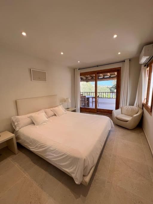 Villa en zona Playa D'en Bossa con gran piscina — 23