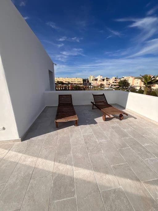 Villa en zona Playa D'en Bossa con gran piscina — 3