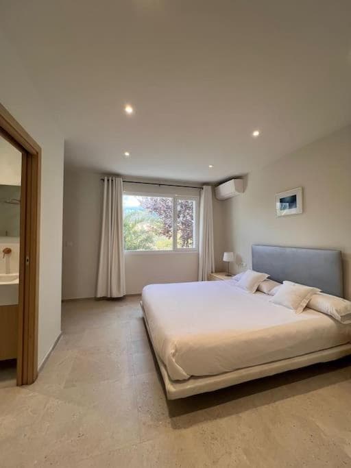 Villa en zona Playa D'en Bossa con gran piscina — 25