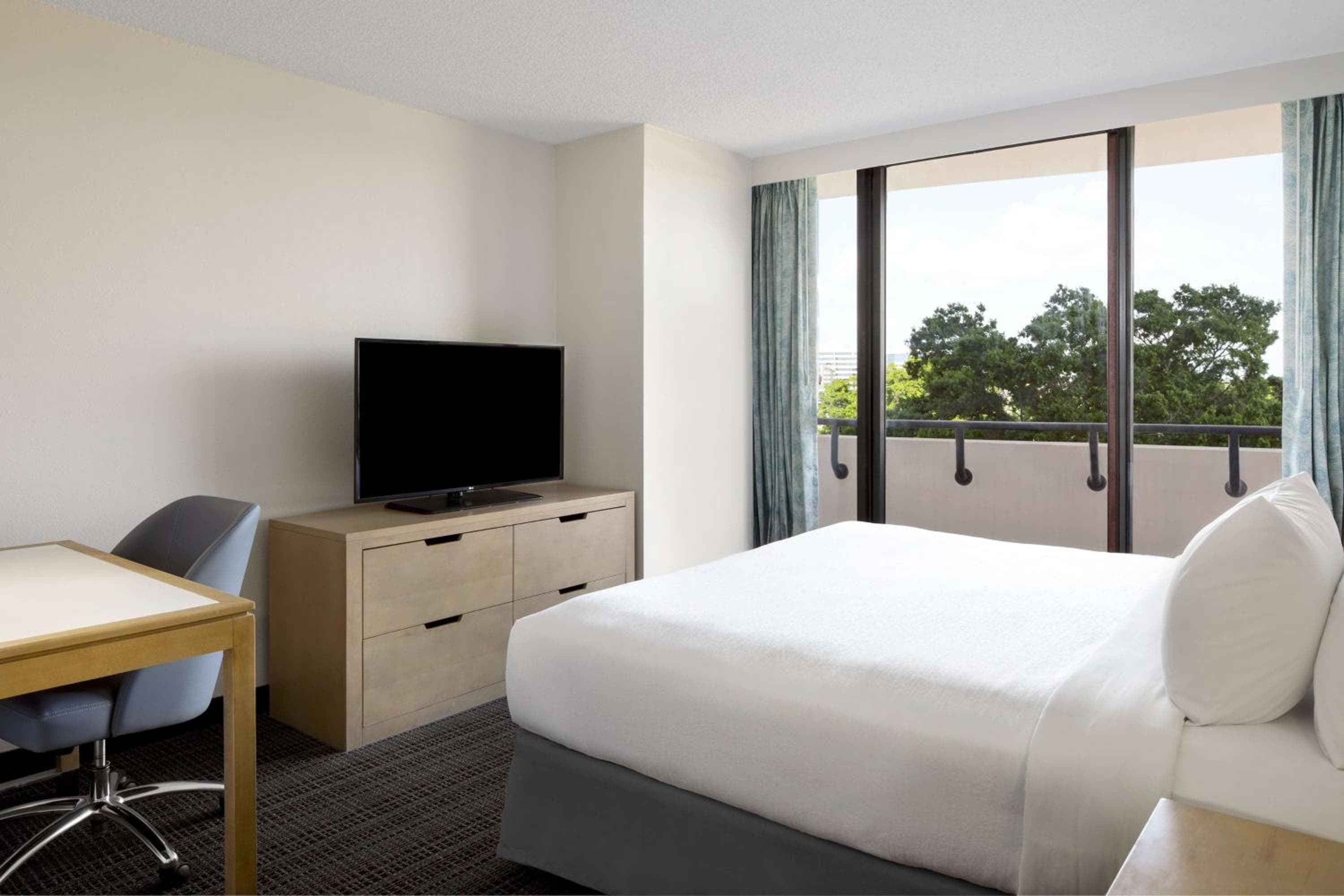 Embassy Suites by Hilton Tampa Airport Westshore — 10