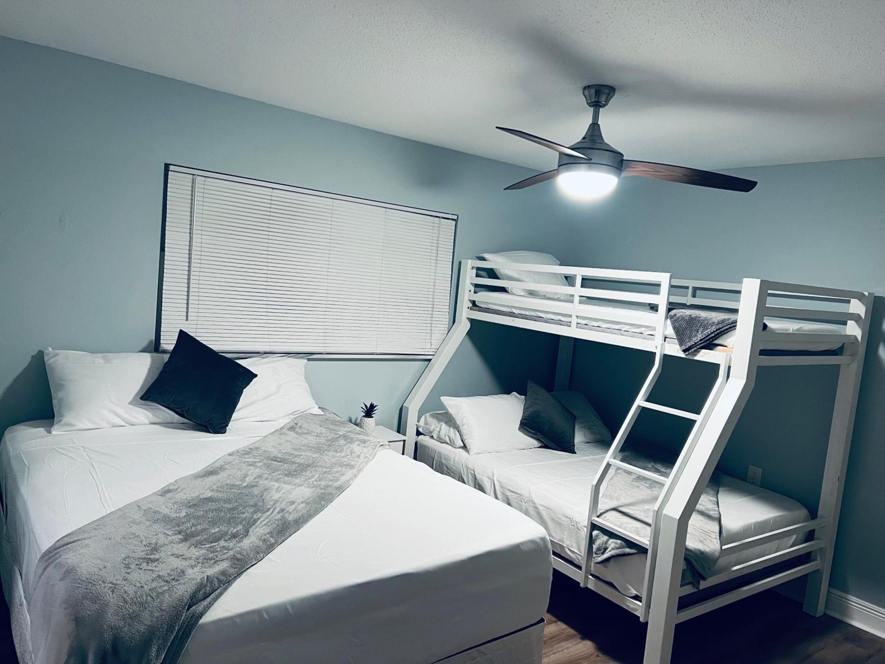 Spacious 4BR Home in Tampa Near Busch Gardens — 4
