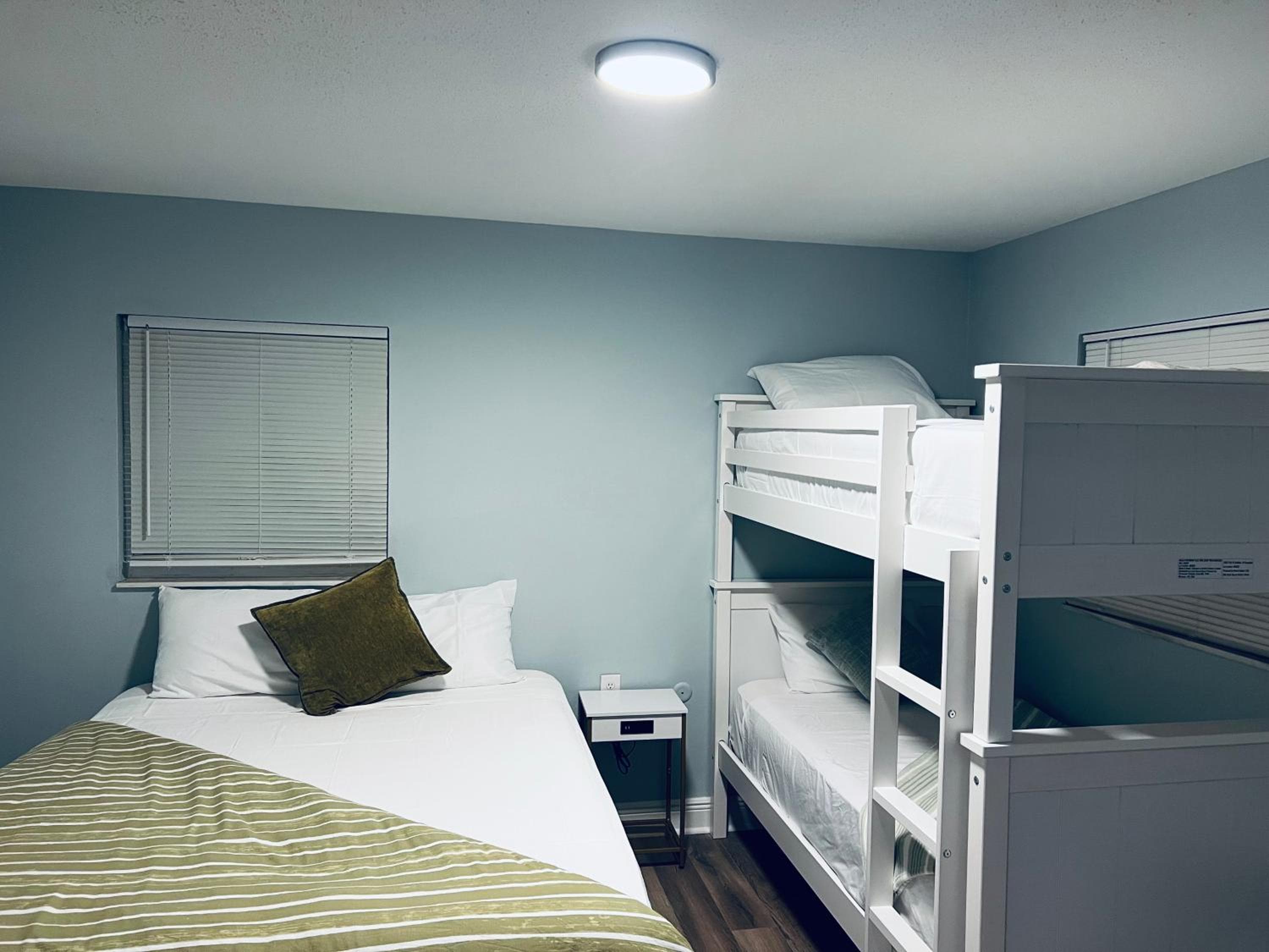 Spacious 4BR Home in Tampa Near Busch Gardens — 5