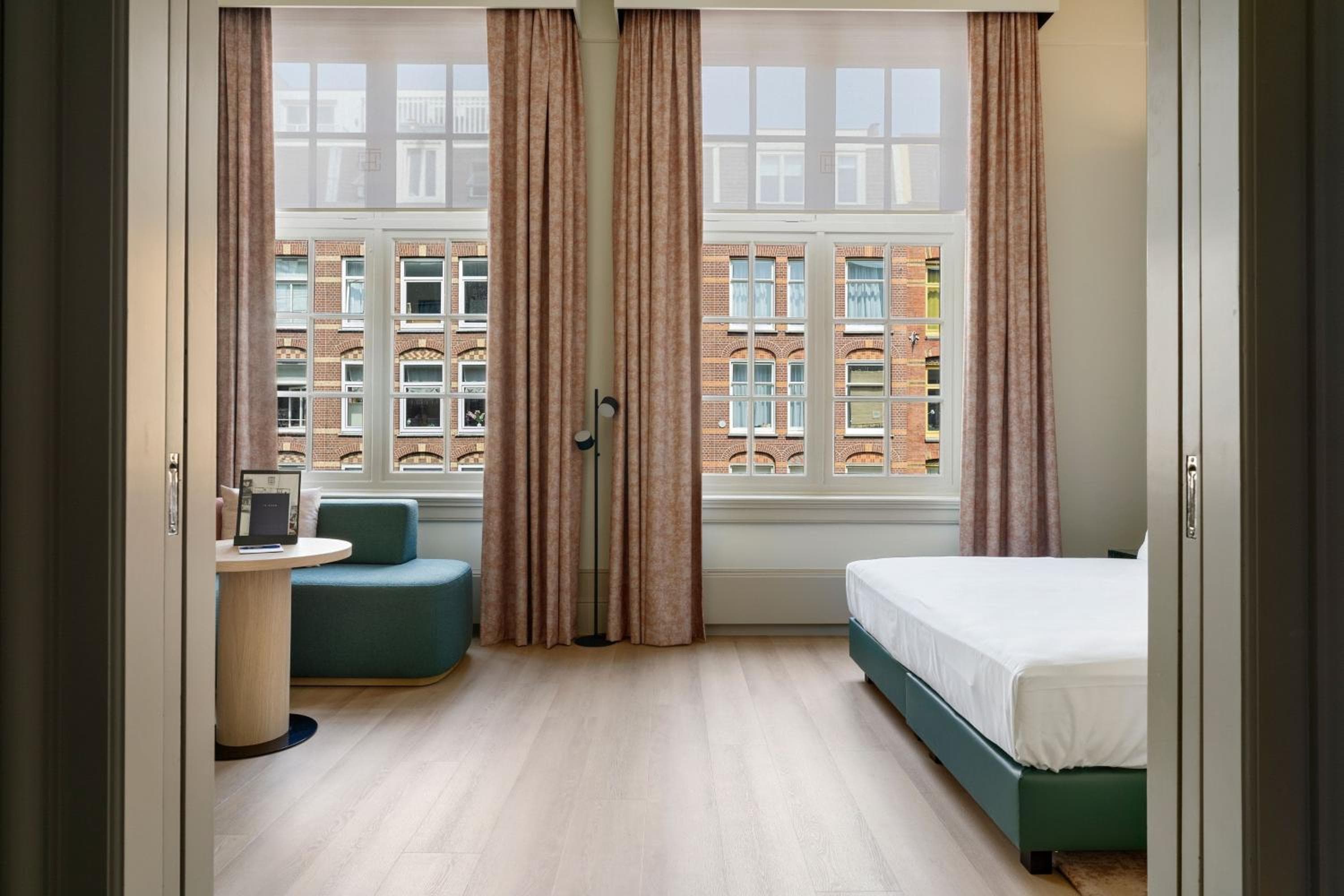 The College Hotel Ámsterdam, colección de autógrafos — 24