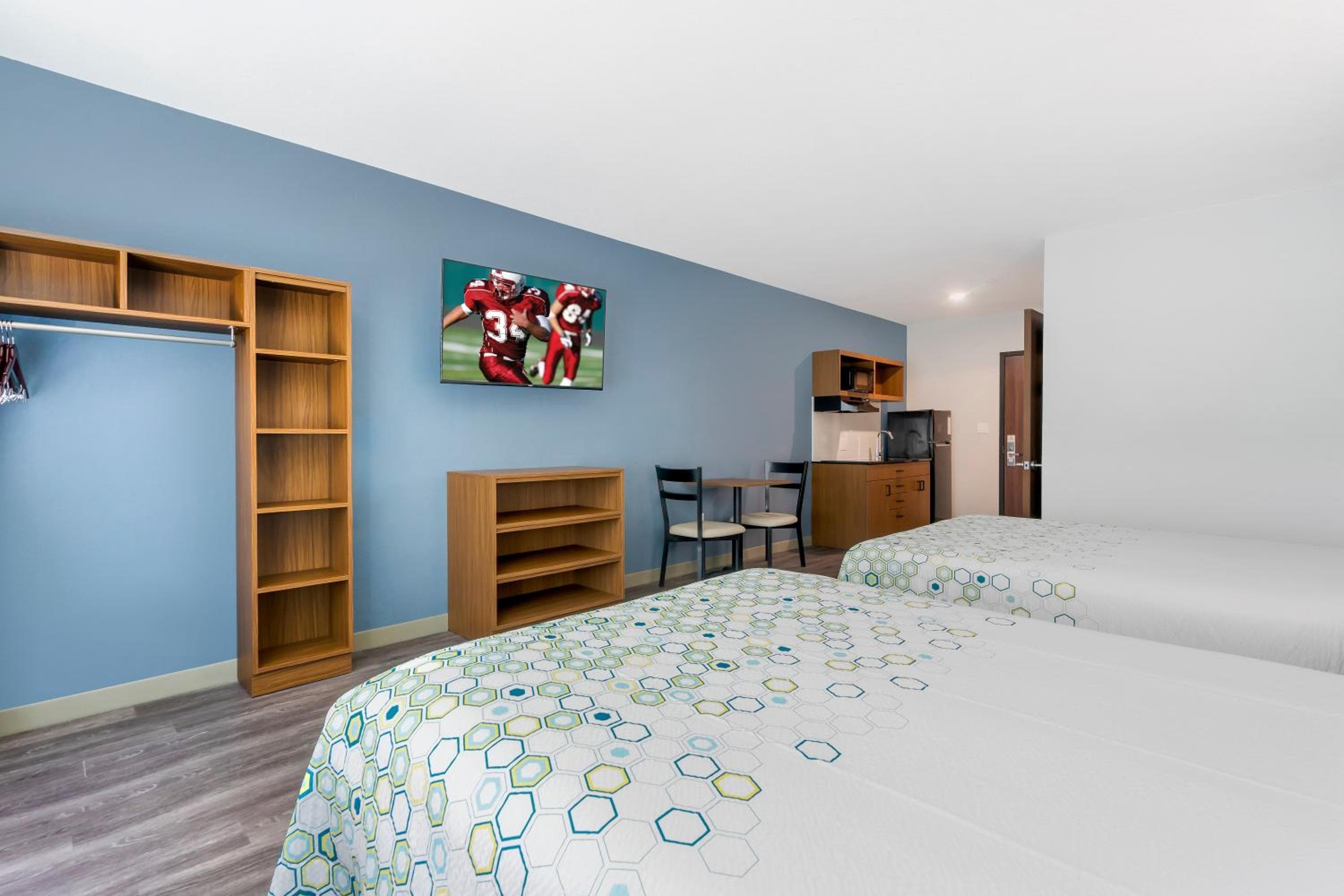 HomeTowne Studios by Red Roof Tampa - Airport — 16