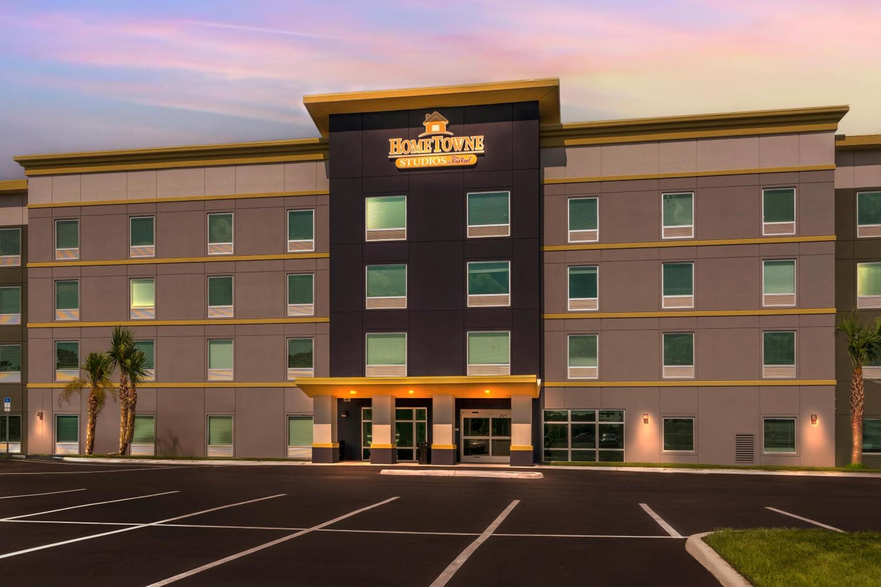 HomeTowne Studios by Red Roof Tampa - Airport — 4