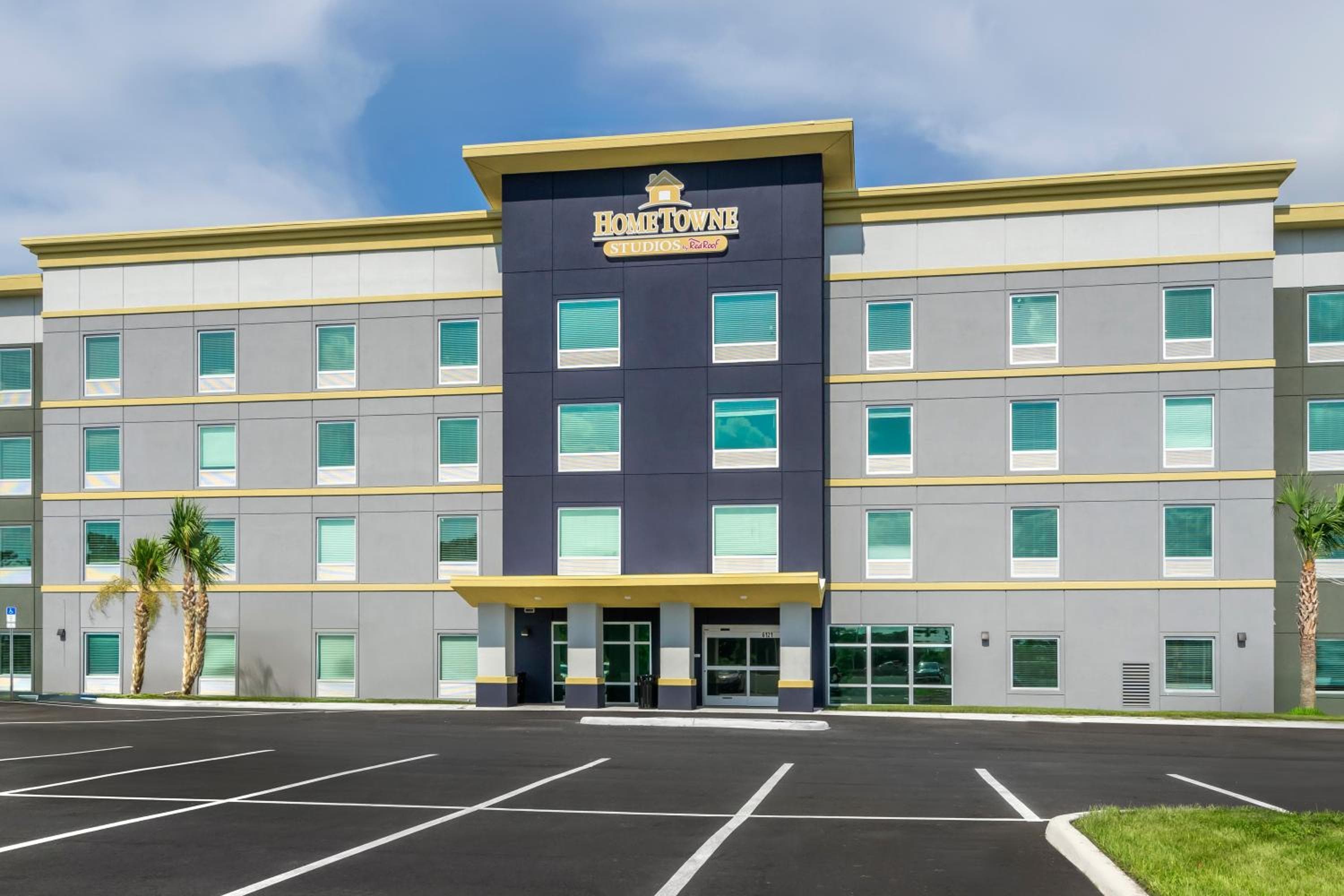 HomeTowne Studios by Red Roof Tampa - Airport — 3