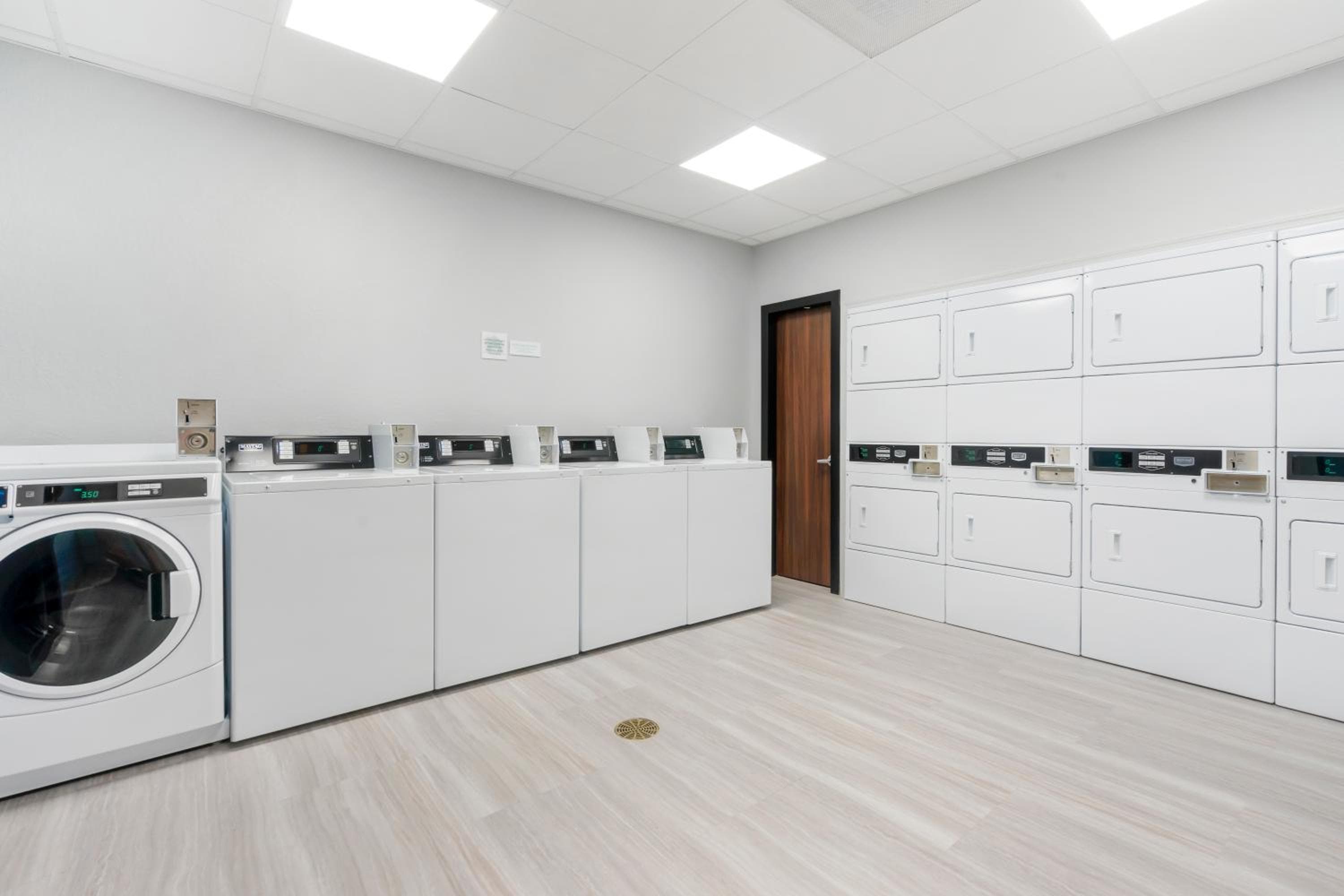HomeTowne Studios by Red Roof Tampa - Airport — 12