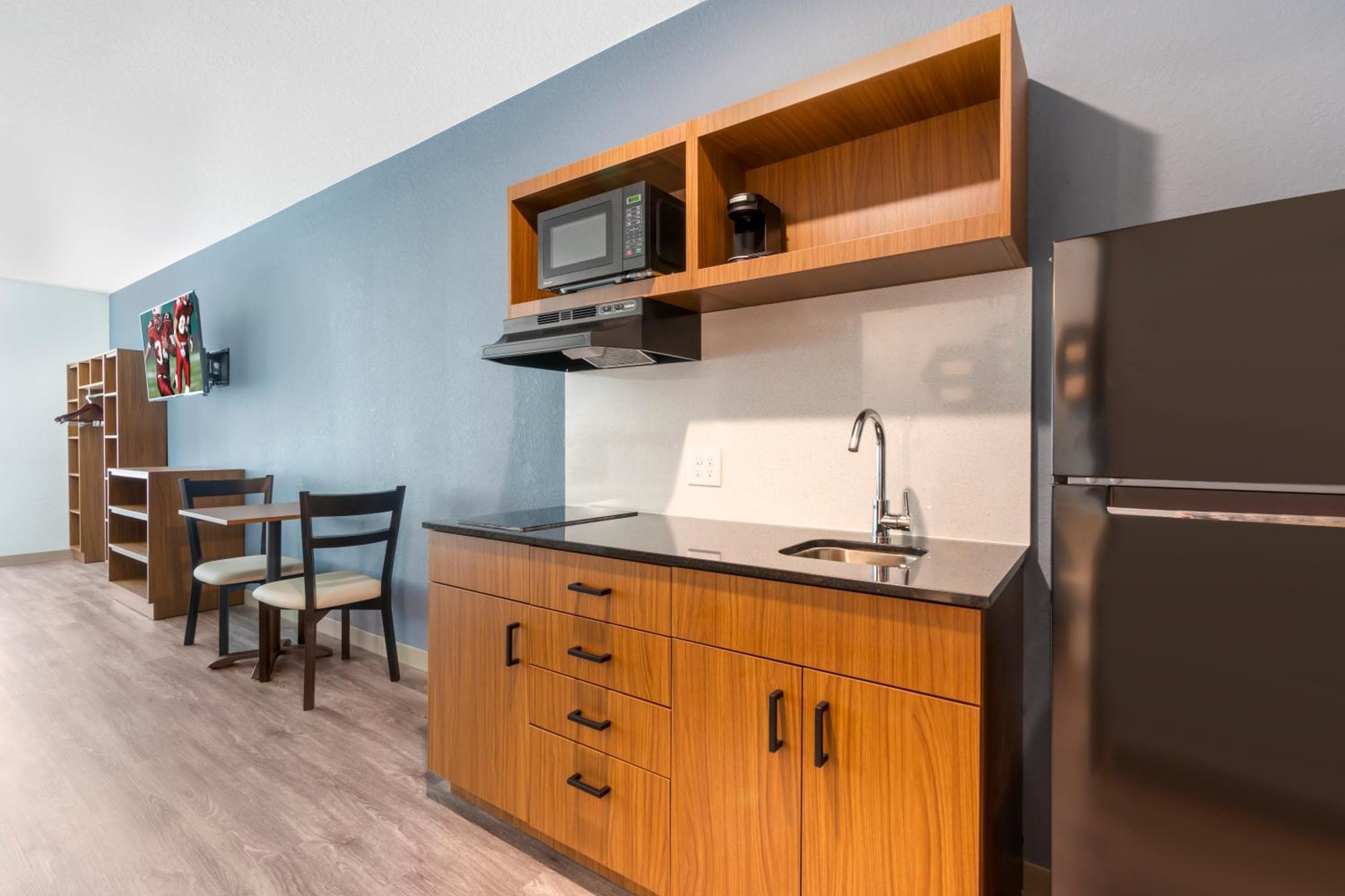 HomeTowne Studios by Red Roof Tampa - Airport — 11