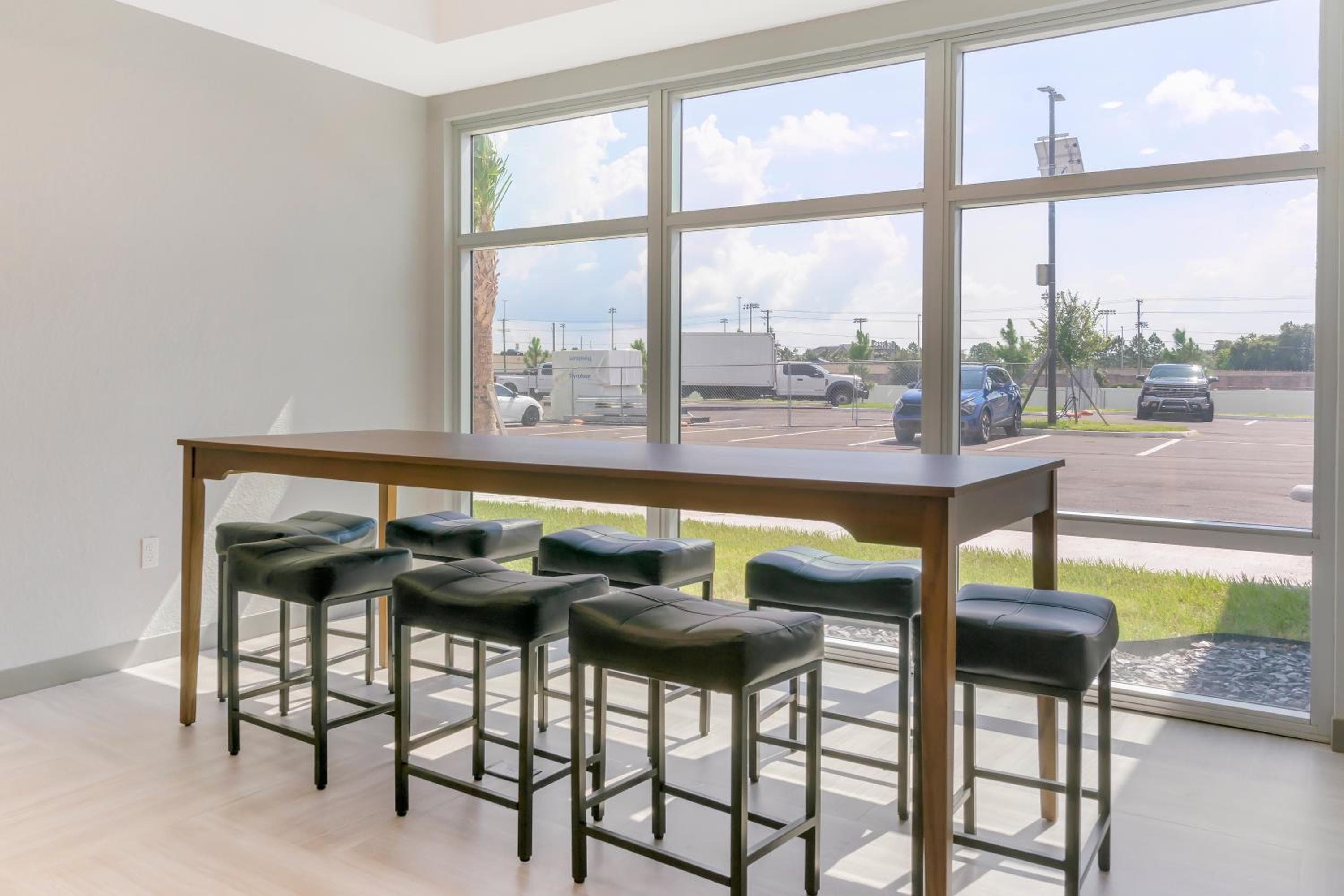 HomeTowne Studios by Red Roof Tampa - Airport — 13