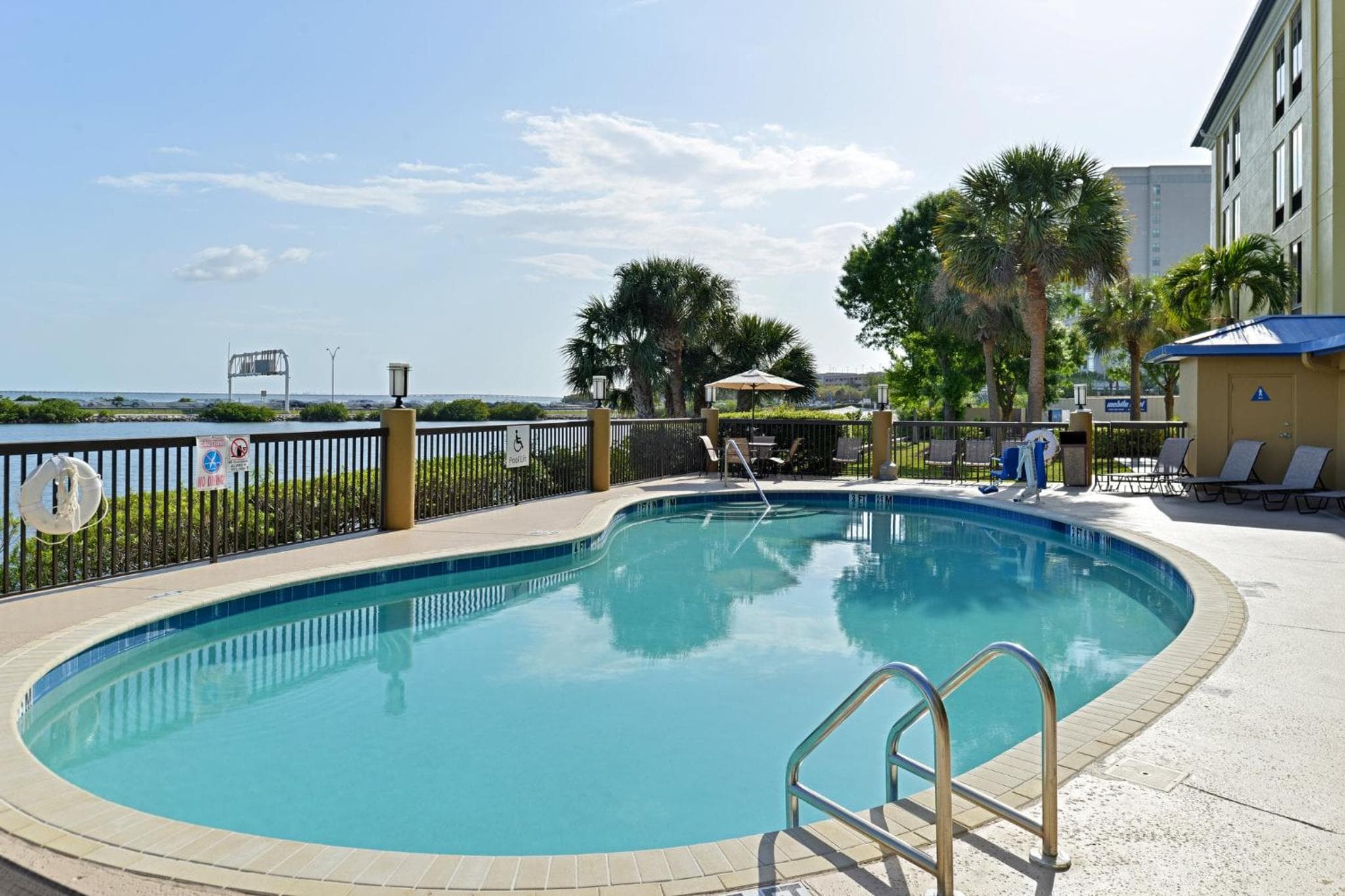 Holiday Inn Express Hotel & Suites Tampa-Rocky Point Island, un hotel IHG — 17