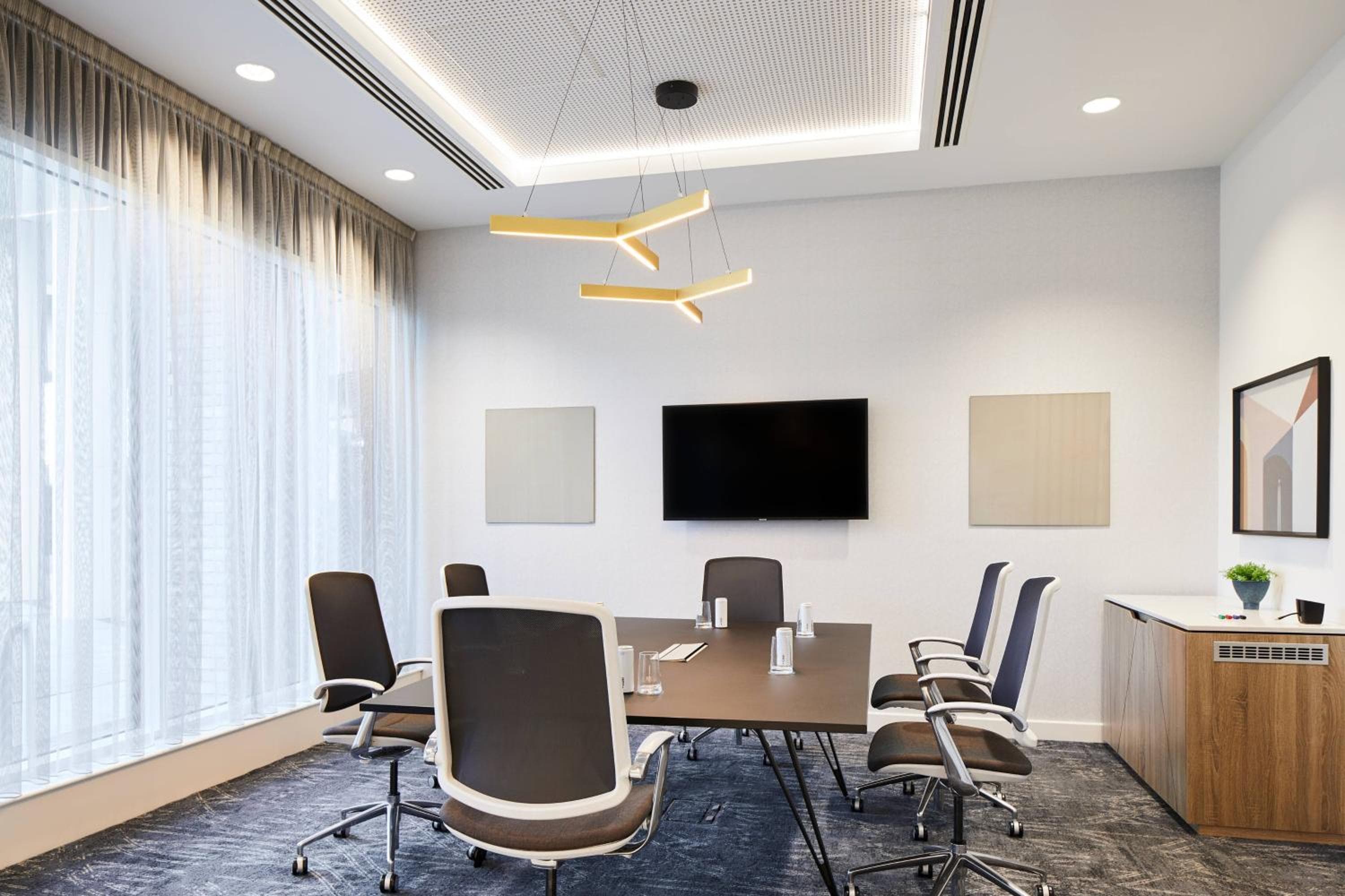 Courtyard by Marriott London City Airport — 20