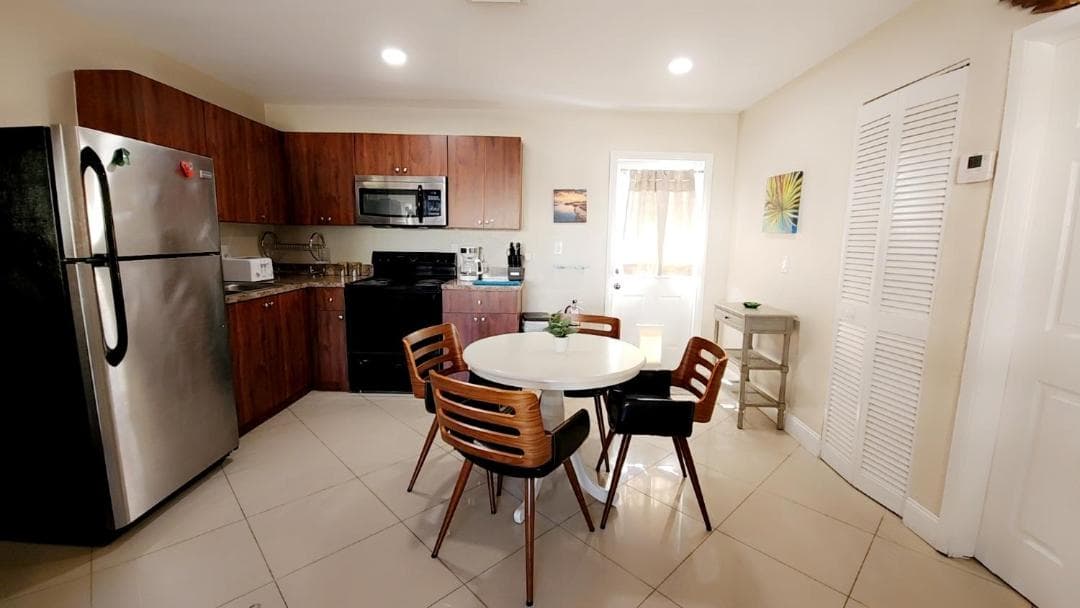 Private Home, KING Room- Pool & Patios - Near Beaches & Dining — 12