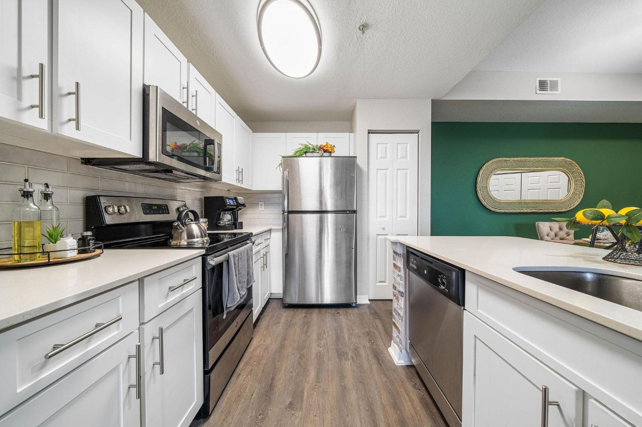 Chic 3br2ba- Minutes To Airport & Westchase #4 — 13