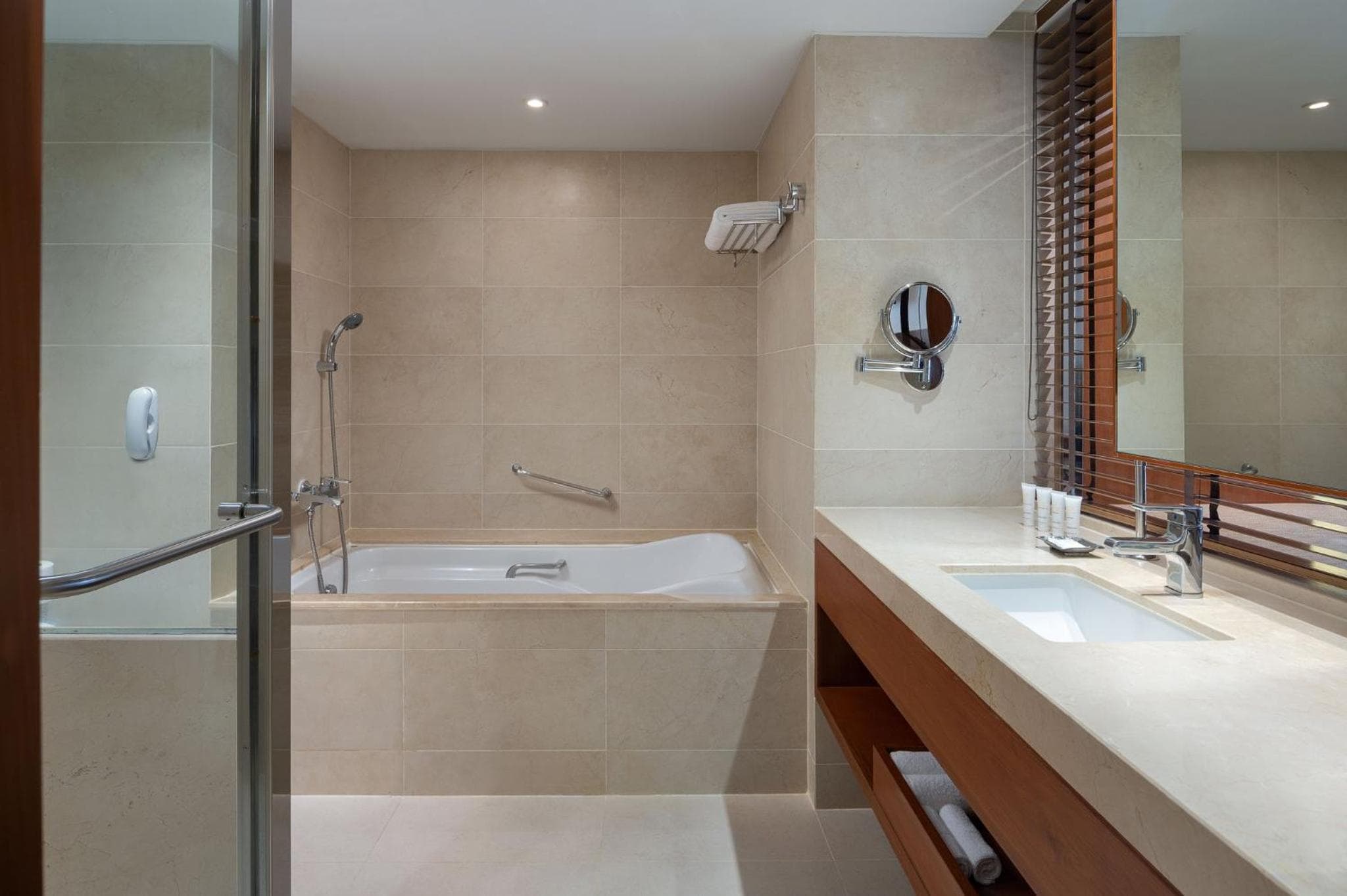 Crowne Plaza Bangkok Lumpini Park by IHG — 24