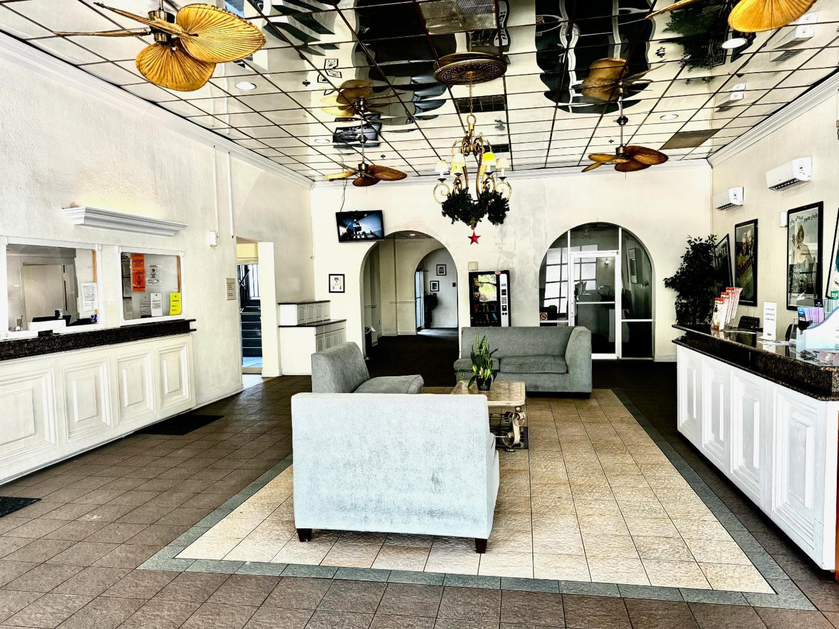 Monumental Movieland Hotel — 25