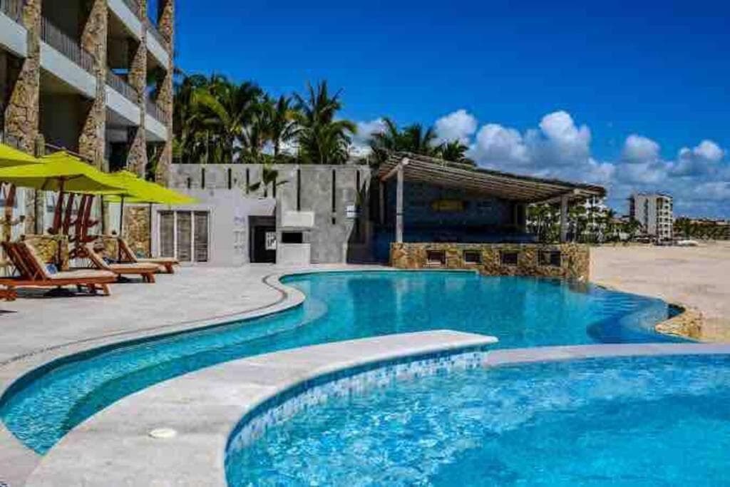 Unique BEACH FRONT condo with concierge — 2