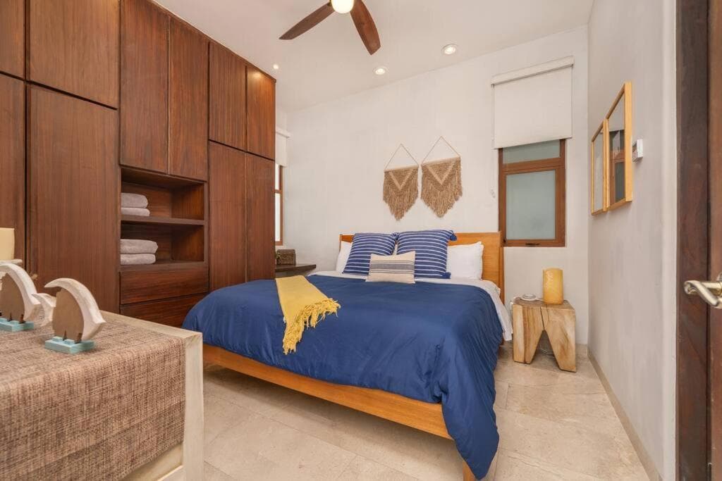 Unique BEACH FRONT condo with concierge — 24