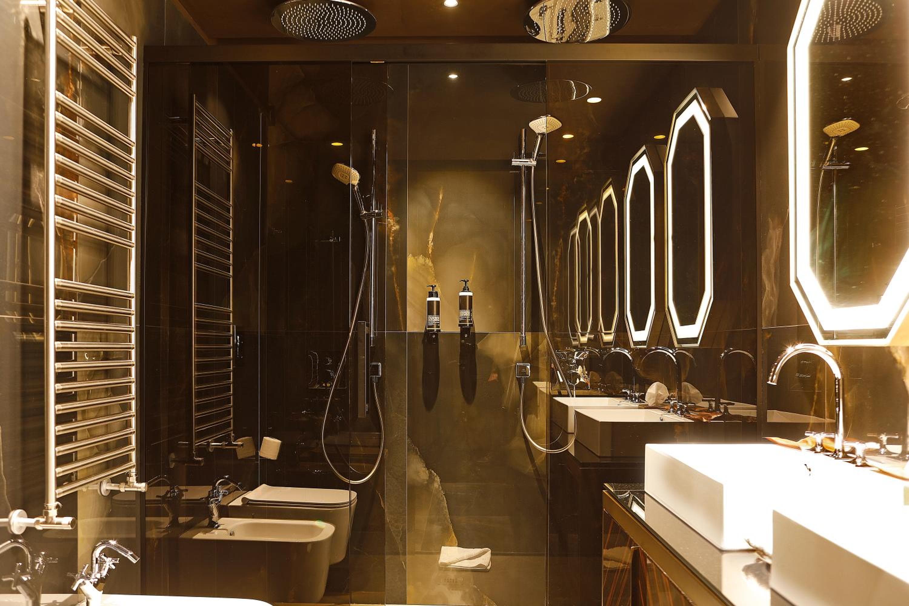 U-Visionary Roma Hotel — 9