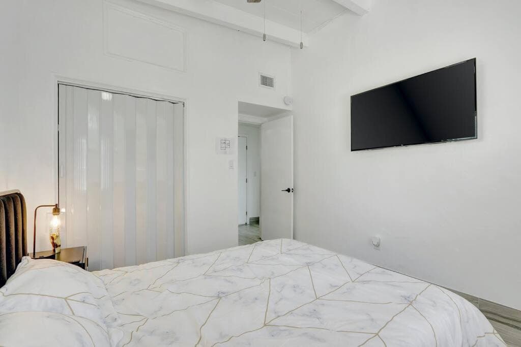 2 Schlafzimmer 1 Badezimmer Wohnung in der Nähe von Nachtleben und Strand. — 2