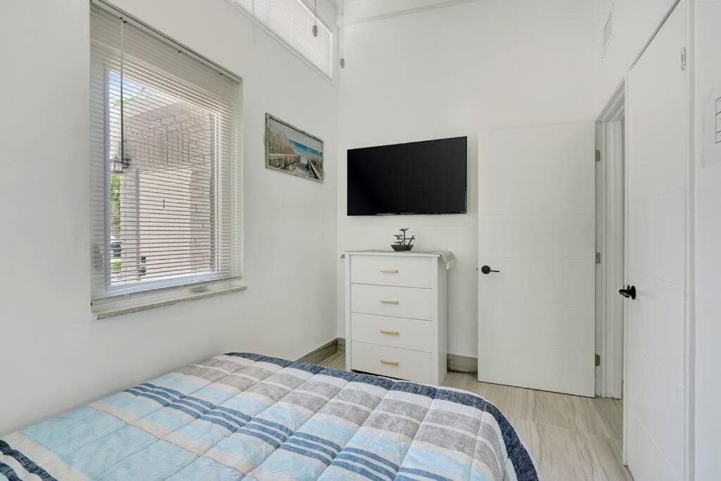 2 Schlafzimmer 1 Badezimmer Wohnung in der Nähe von Nachtleben und Strand. — 3