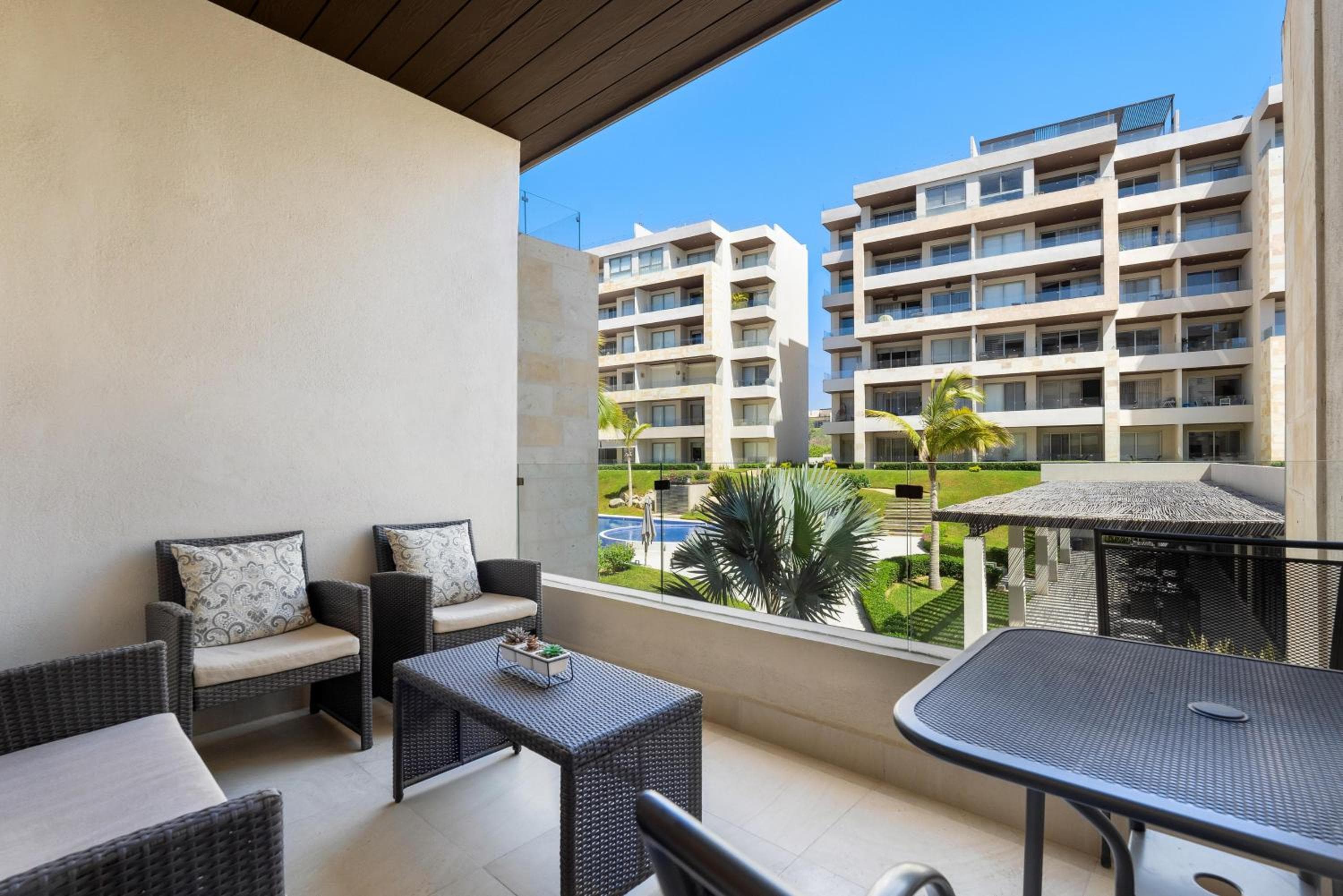 Precioso estudio con balcón, gran ubicación en Cabo San Lucas - Estacionamiento gratis — 24