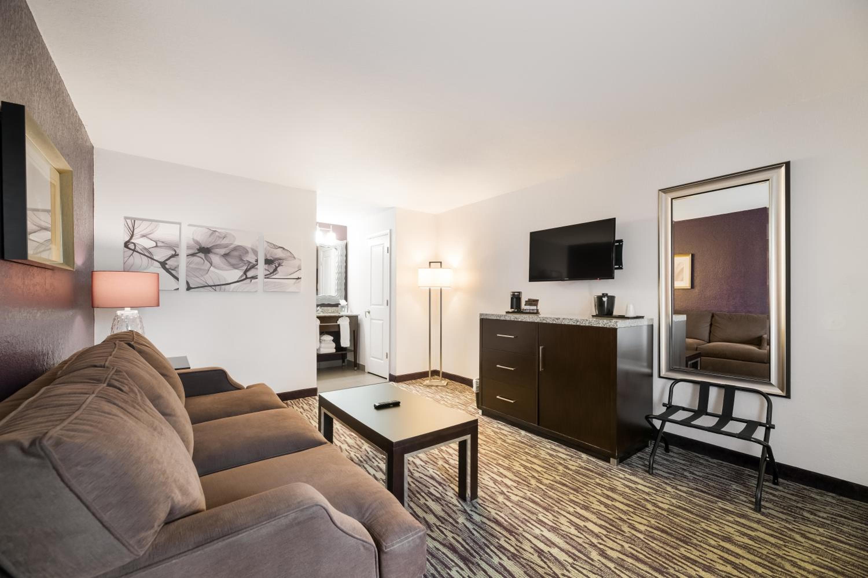 Clarion Inn & Suites Across From Universal Orlando Resort — 10