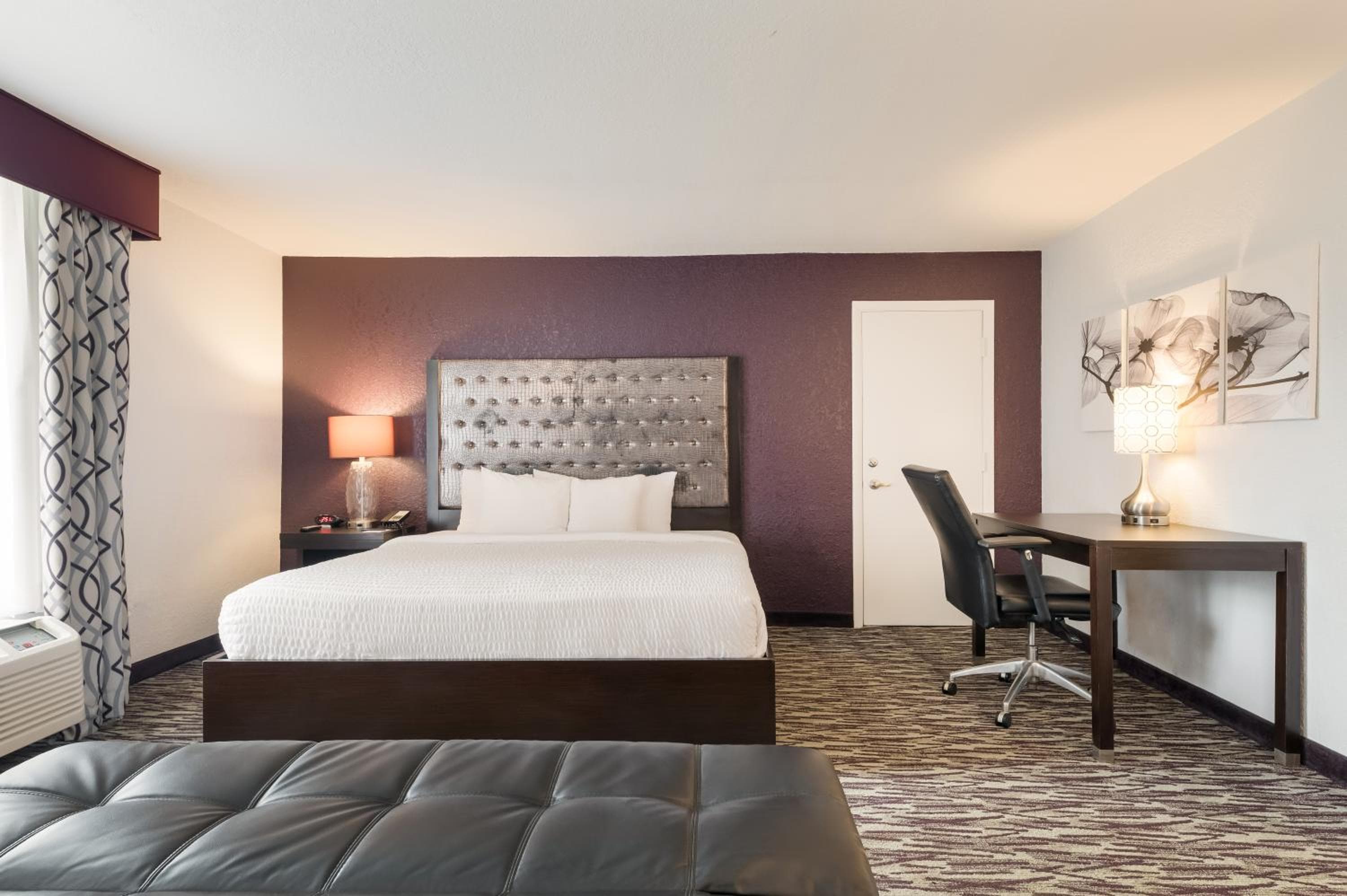 Clarion Inn & Suites Across From Universal Orlando Resort — 13