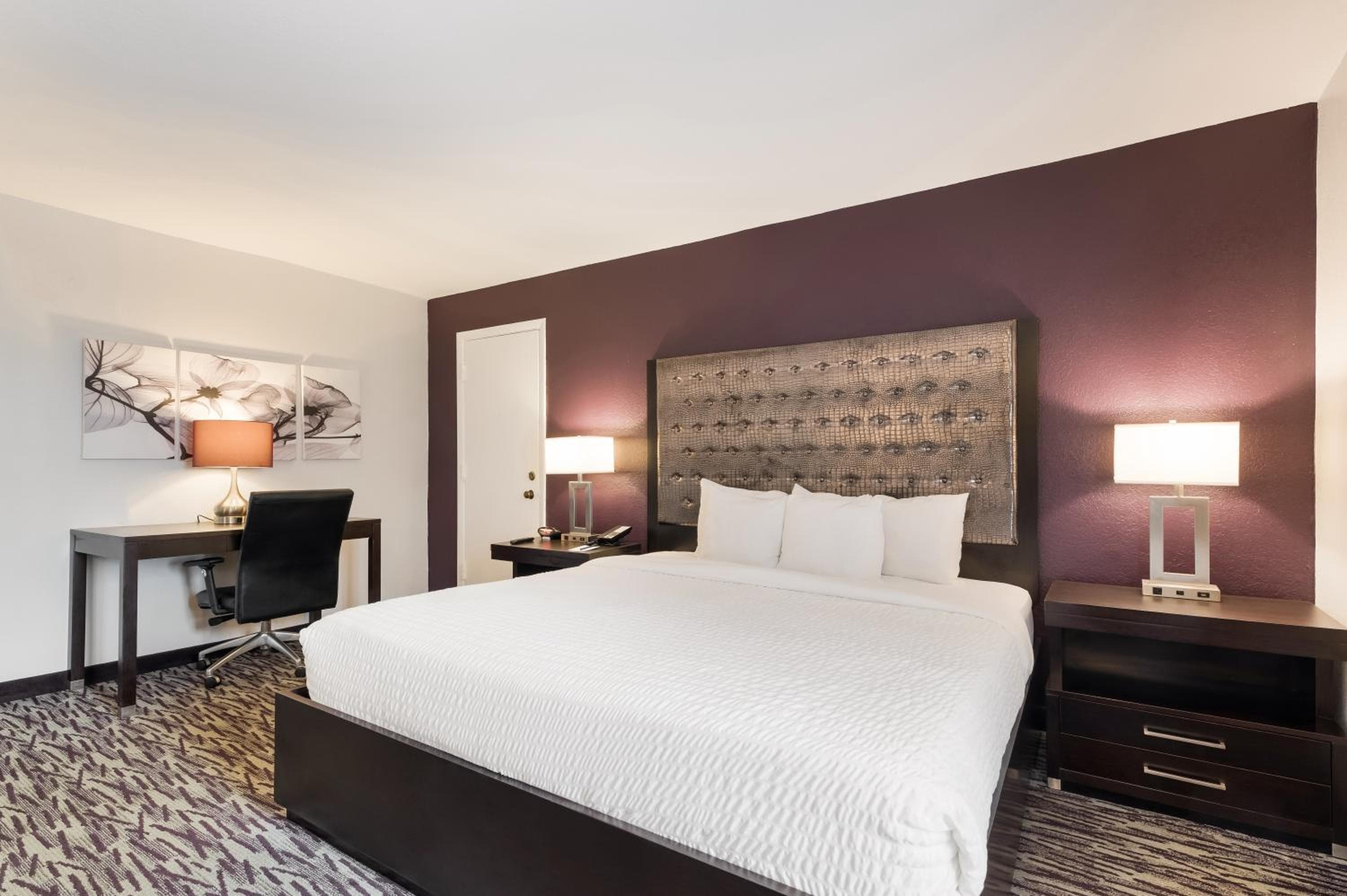 Clarion Inn & Suites Across From Universal Orlando Resort — 17