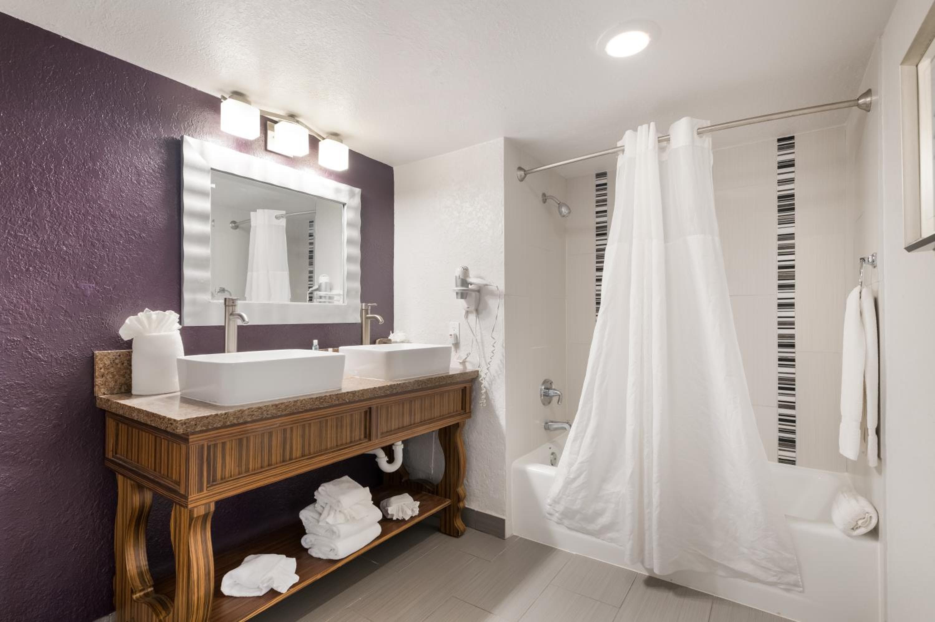 Clarion Inn & Suites Across From Universal Orlando Resort — 19