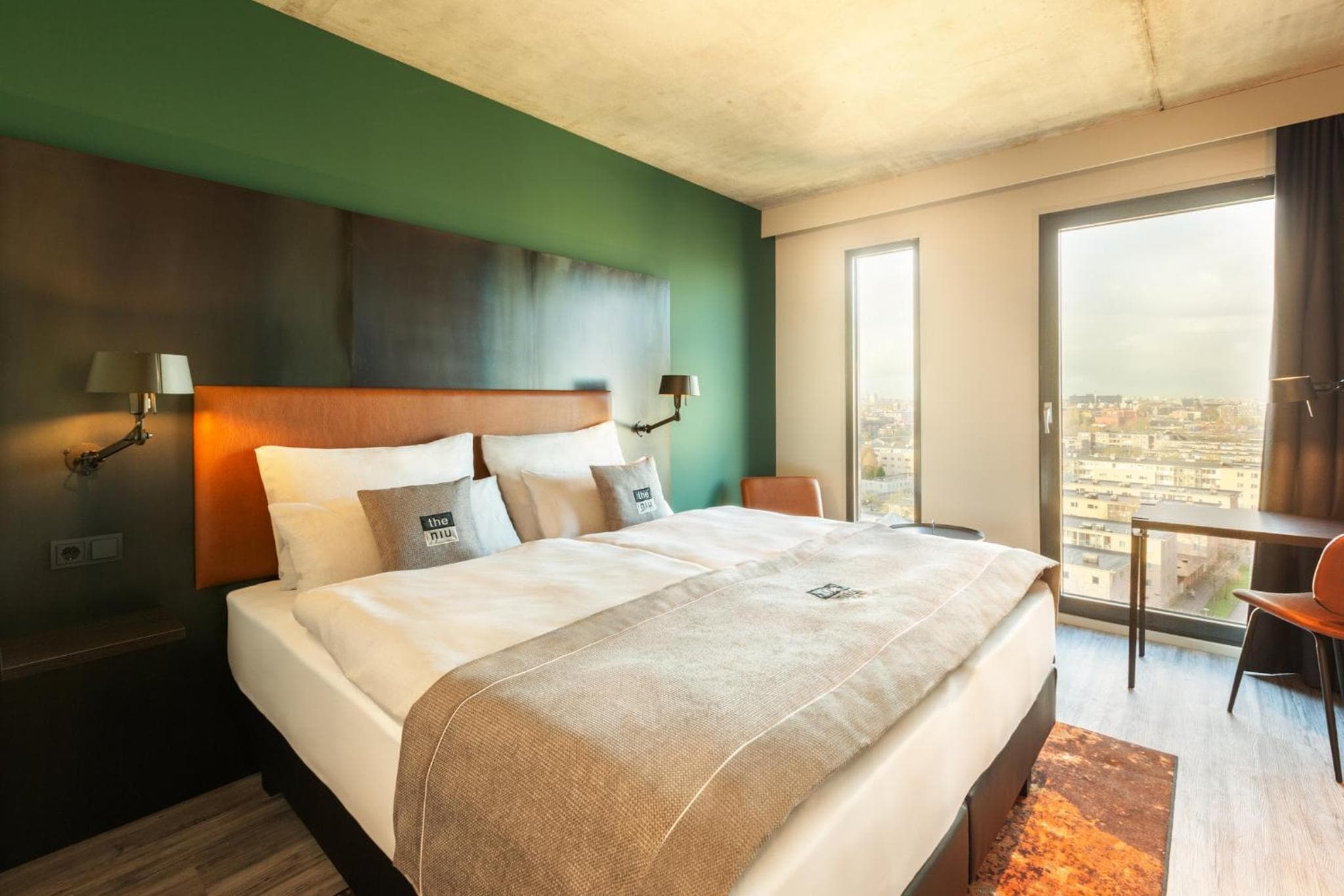 Holiday Inn - the niu, Fender Amsterdam — 17