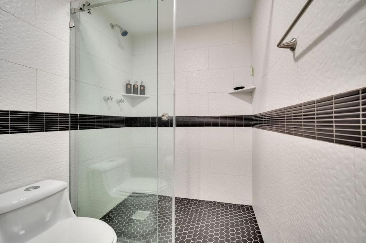 Completely Remodeled 2BD-2BA Plaza Bonita — 28