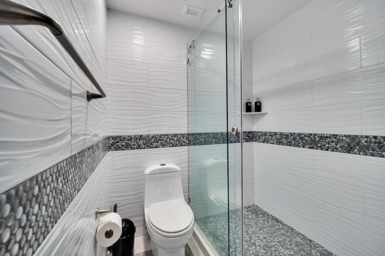 Completely Remodeled 2BD-2BA Plaza Bonita — 30