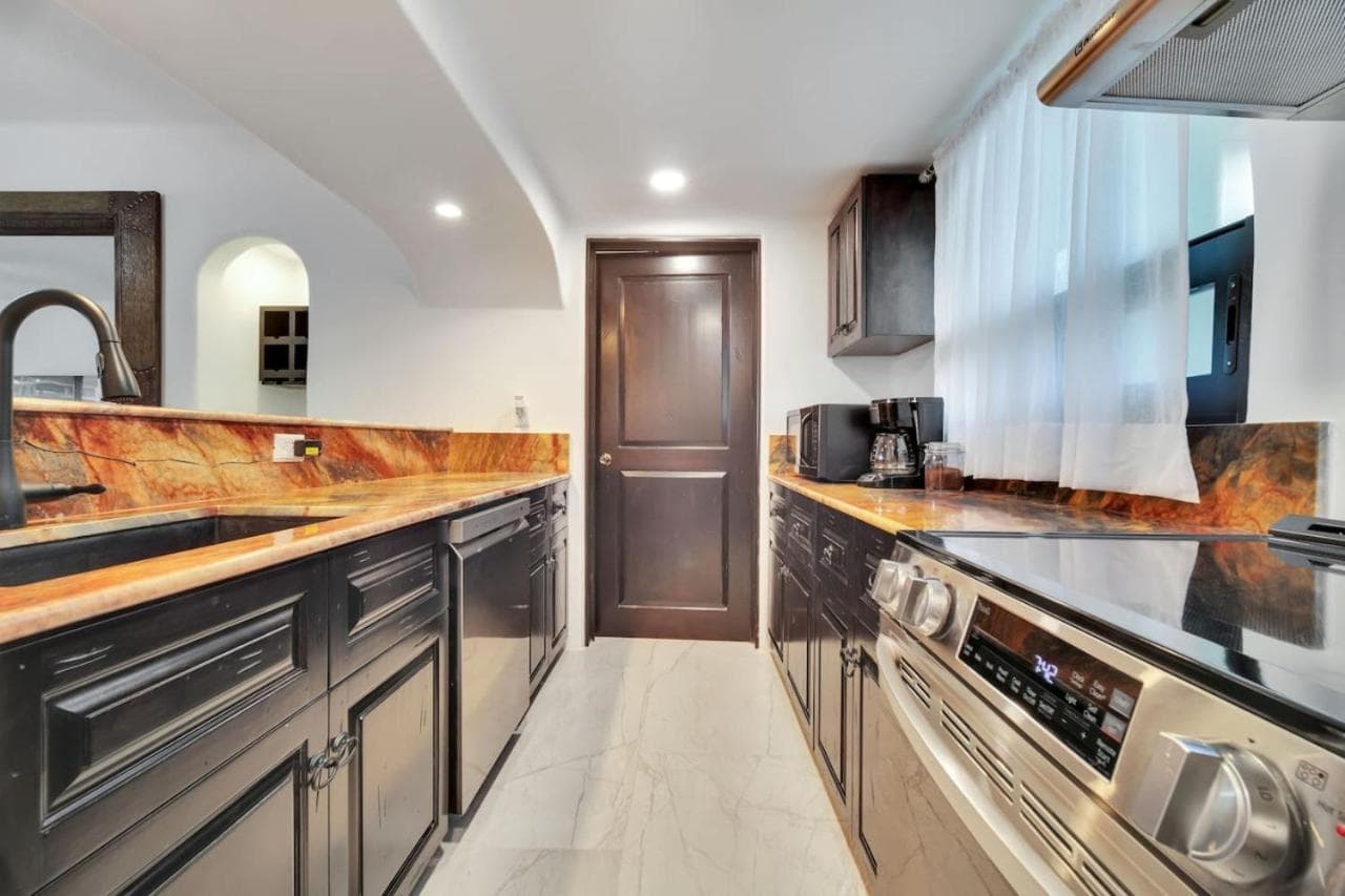 Completely Remodeled 2BD-2BA Plaza Bonita — 9