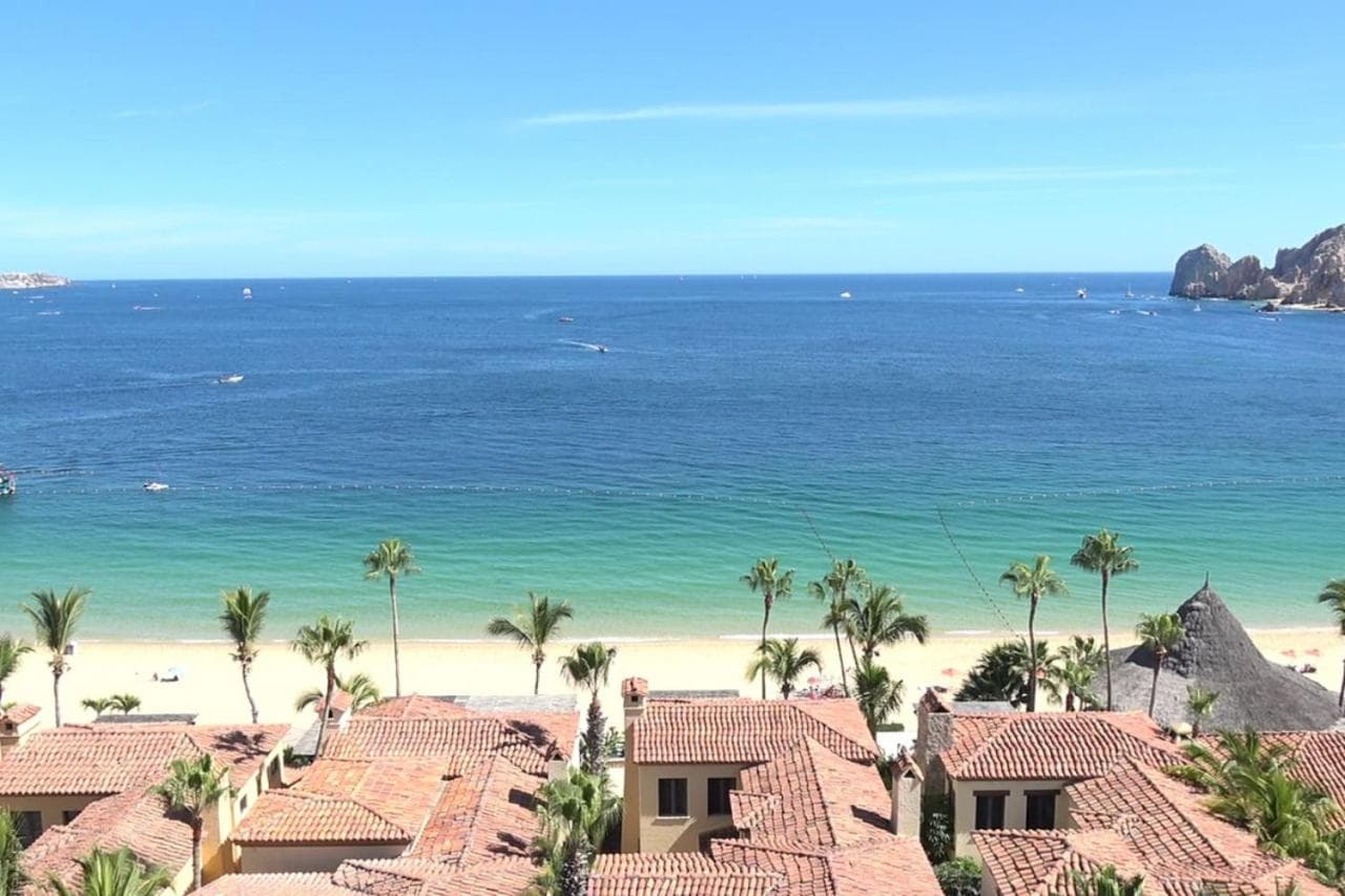 4BD 2-level Penthouse 5-Star Beachfront Paradise. — 4