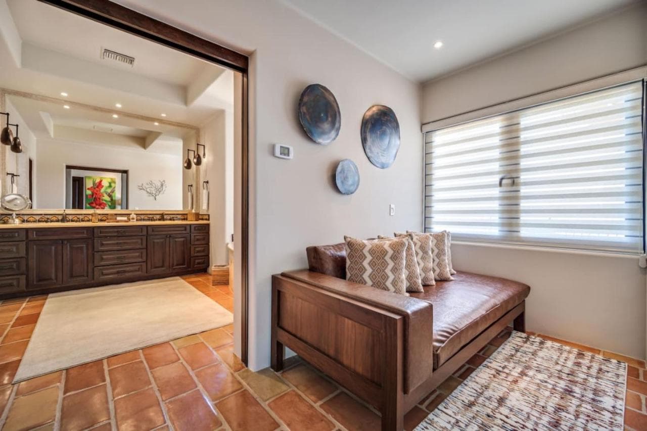 4BD 2-level Penthouse 5-Star Beachfront Paradise. — 30