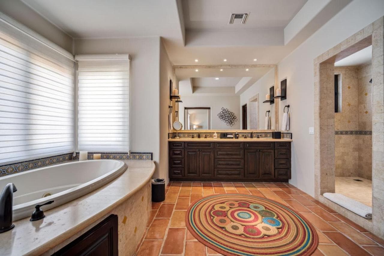 4BD 2-level Penthouse 5-Star Beachfront Paradise. — 3