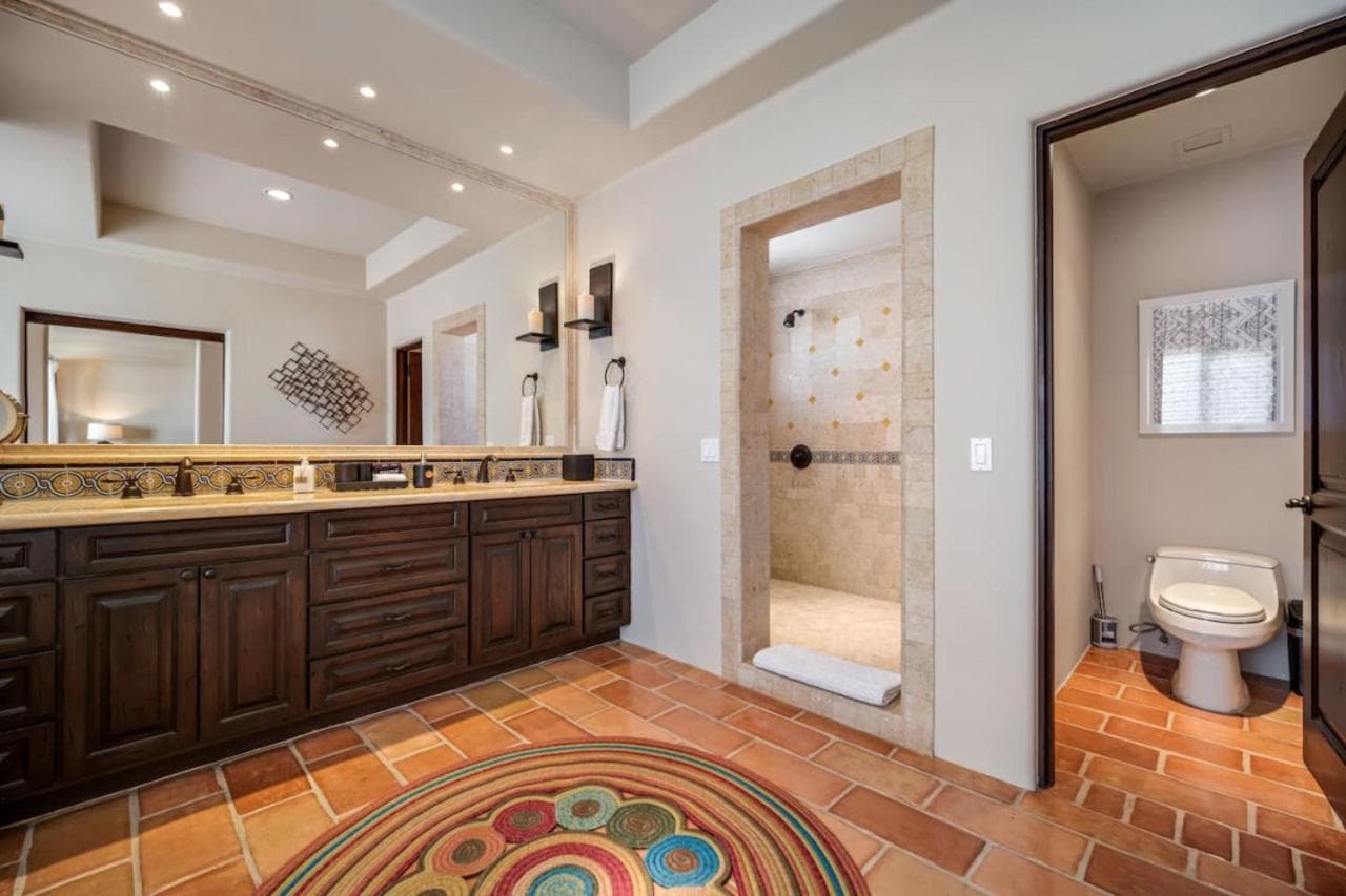 4BD 2-level Penthouse 5-Star Beachfront Paradise. — 28
