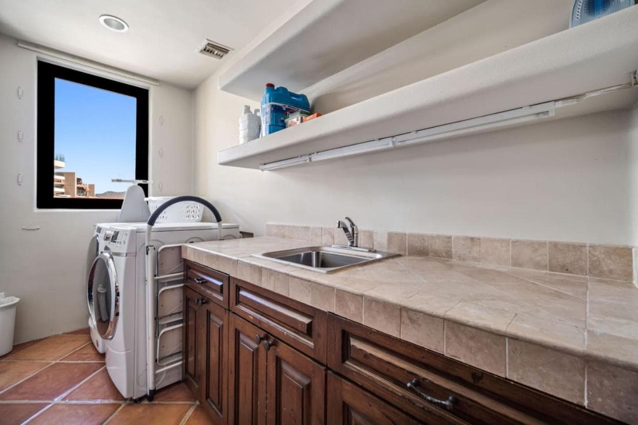 4BD 2-level Penthouse 5-Star Beachfront Paradise. — 24