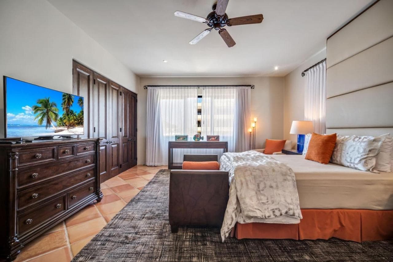 4BD 2-level Penthouse 5-Star Beachfront Paradise. — 5