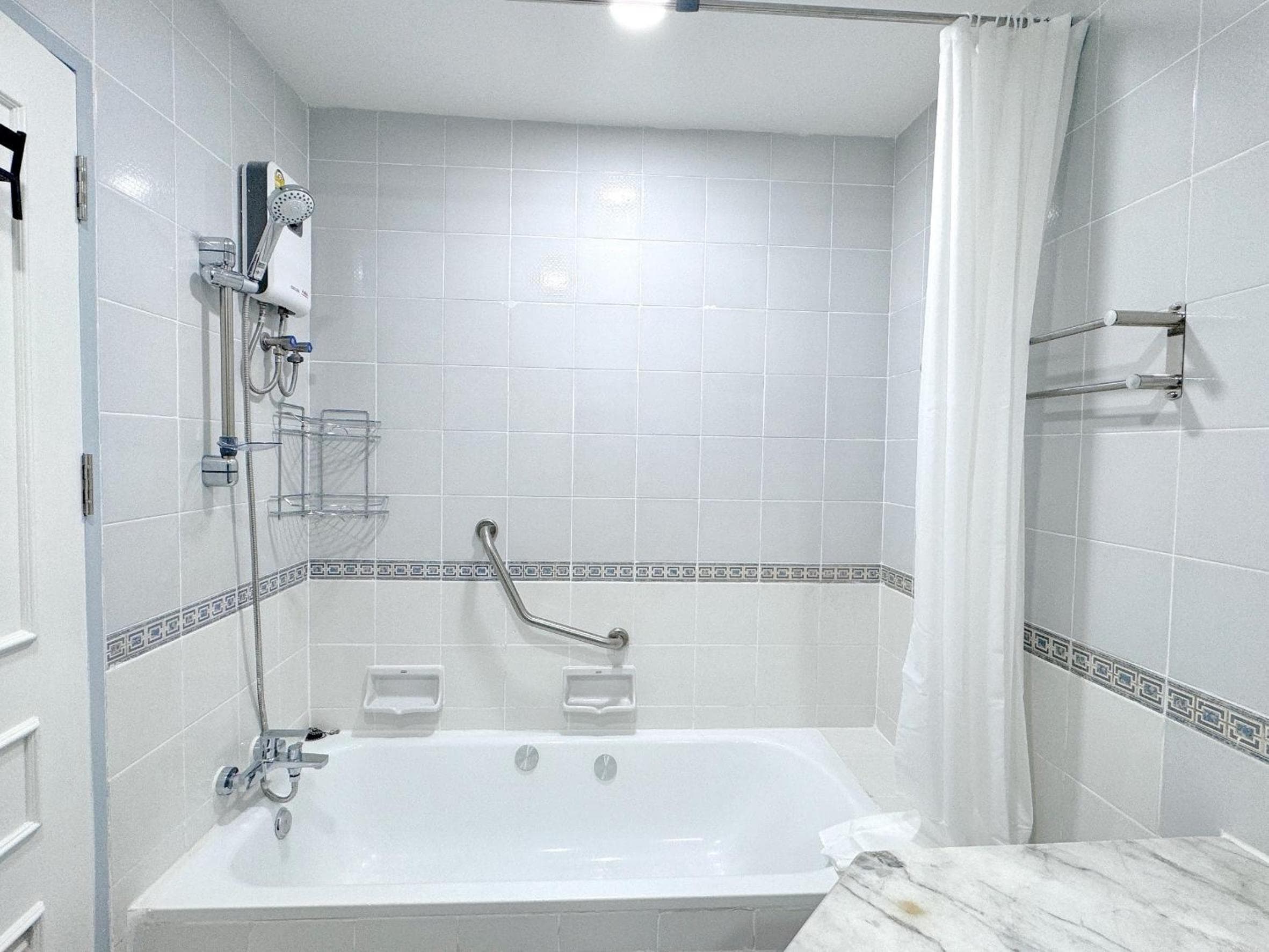 Center Bangkok Suite next to Platinum mall — 18