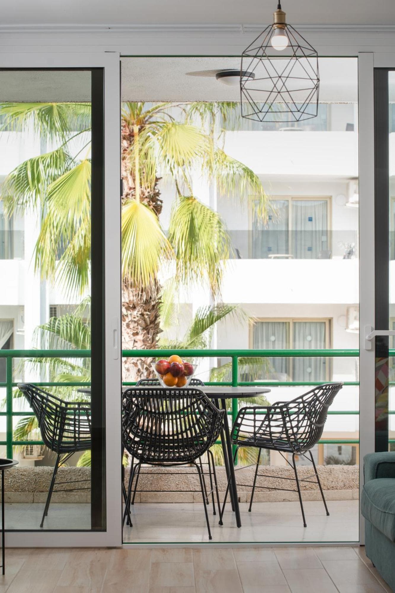 Central location - Walk to the beach, shops & dining — 1
